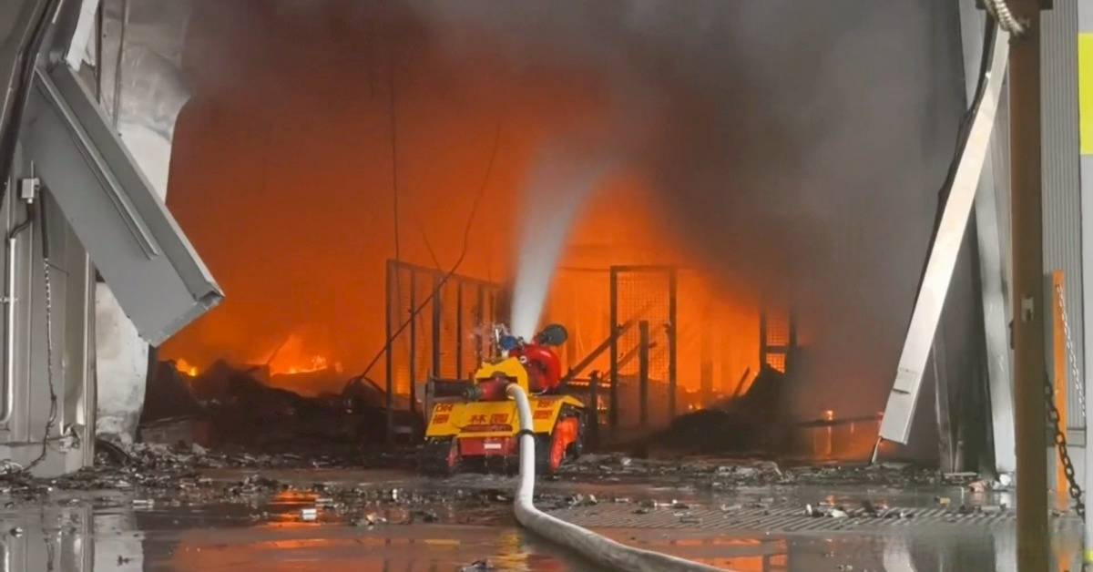位在高雄小港的三元能源厂惊传火警,厂区内的锂电池爆炸,燃烧过后大量