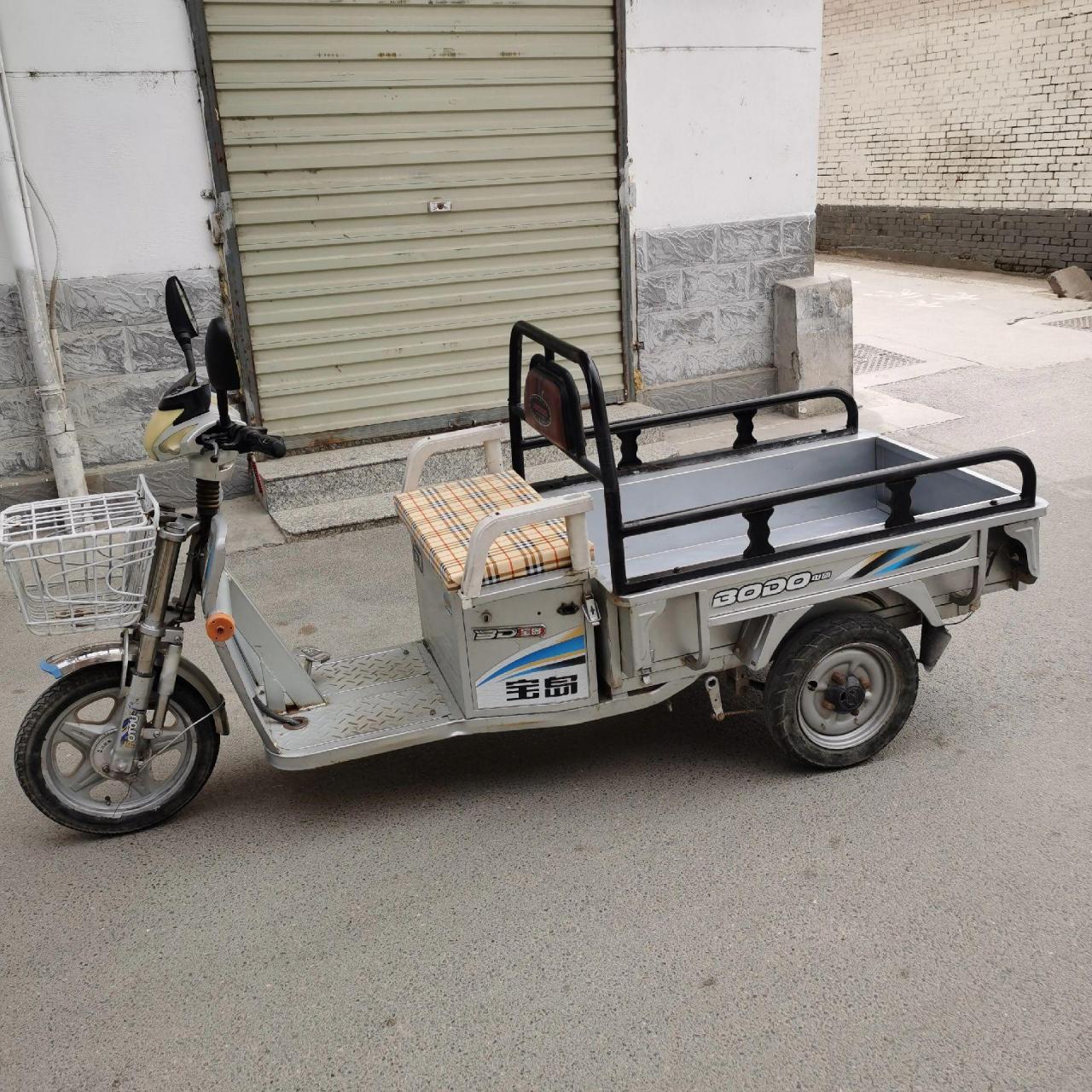 宝岛电动三轮车,斗长一米一,宽八十,四块新电池,1200元, 地址:盐湖区