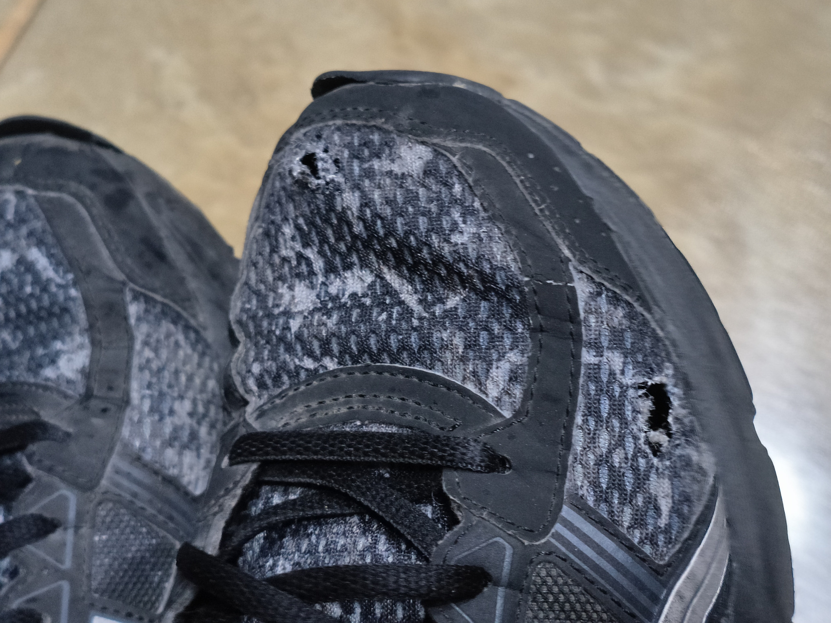 这双鞋已经破得不行了,其他地方没问题,底子也是好的,就是鞋面烂了好