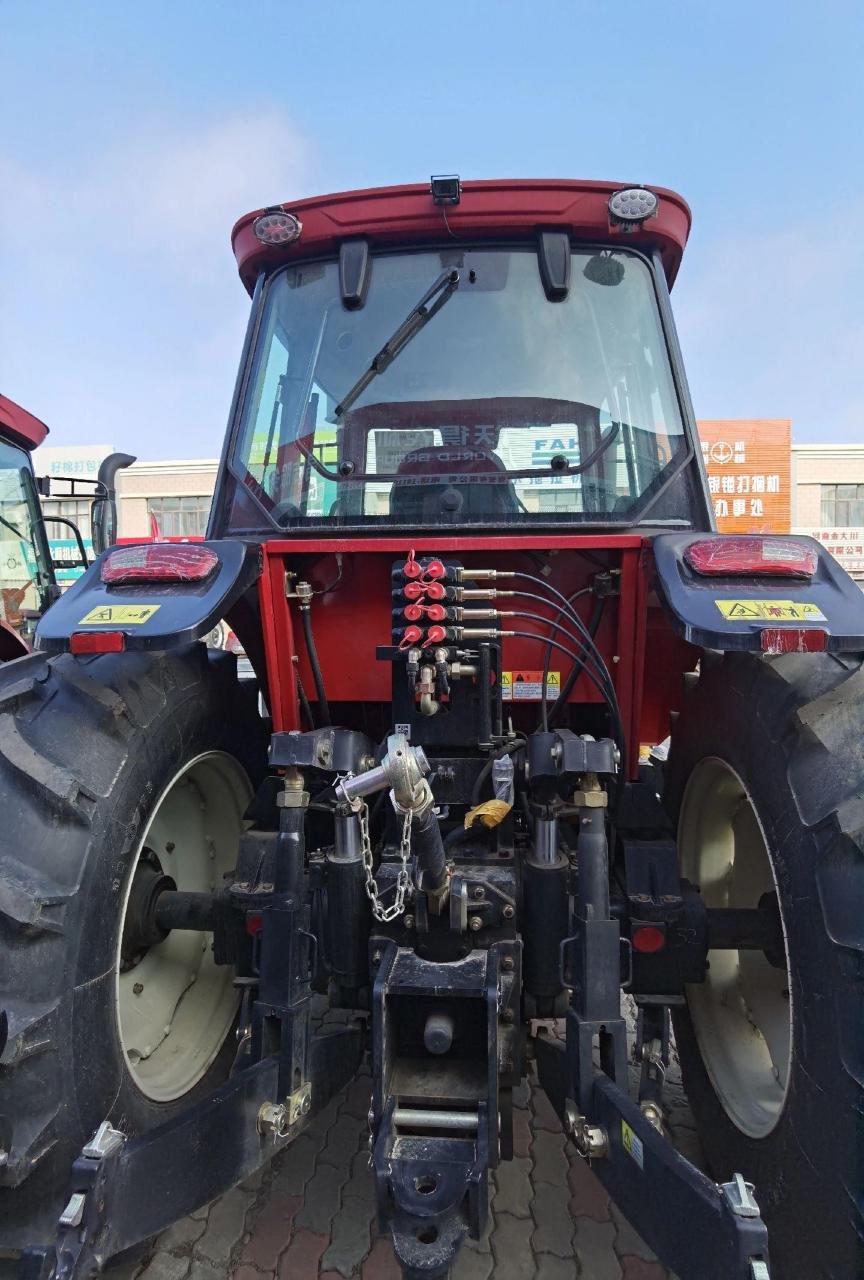 沃得奥龙wg2204拖拉机 ◎采用 32 32档(带爬行档),档位选择多,适用