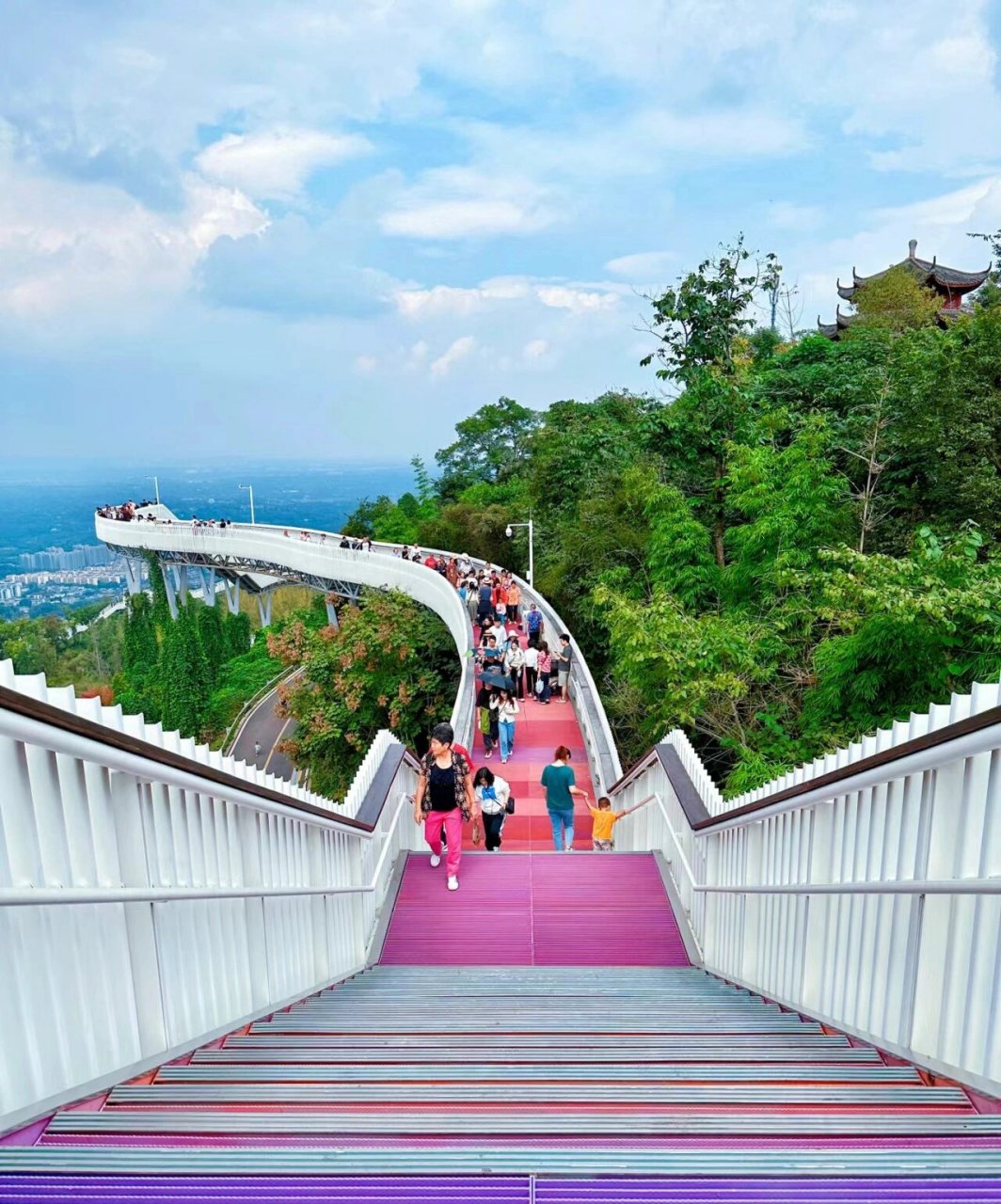 又一个新晋打卡地免费开放 龙泉山森林绿道高空栈道 直达云端,超级