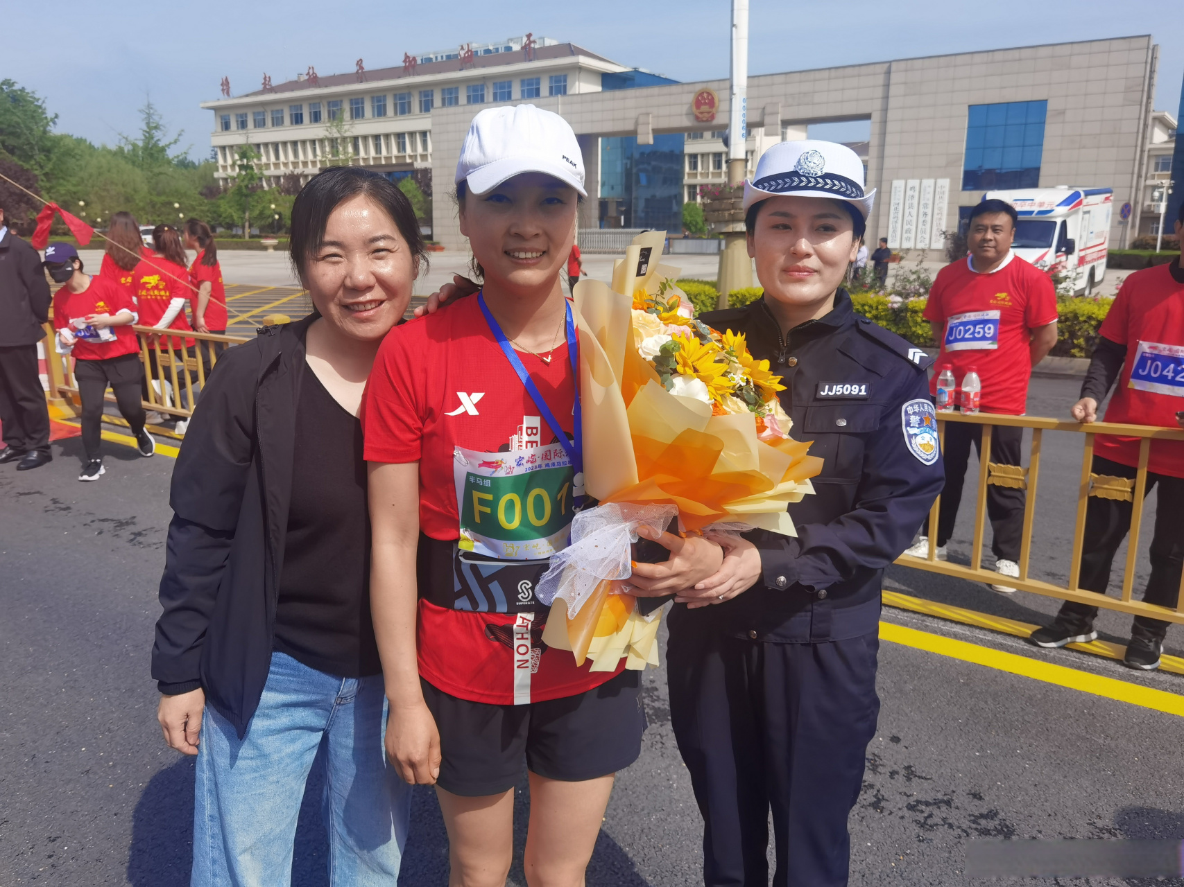 邯郸交巡警事# 【鸡泽女交警勇夺马拉松比赛冠军】 在4月28日上午