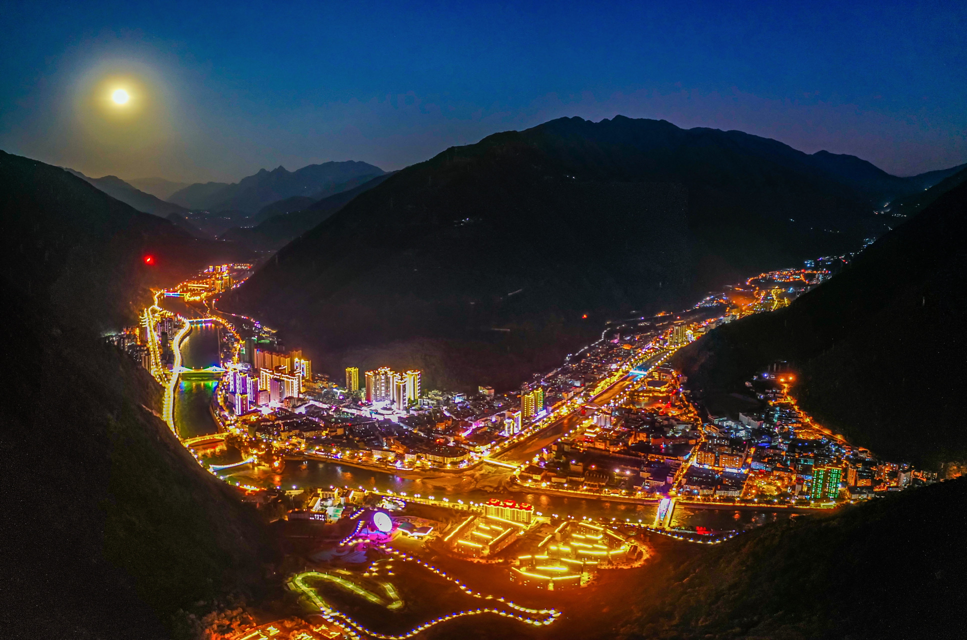 雅安石棉县城灯火通明,各种色彩的灯光在城市中闪耀着.