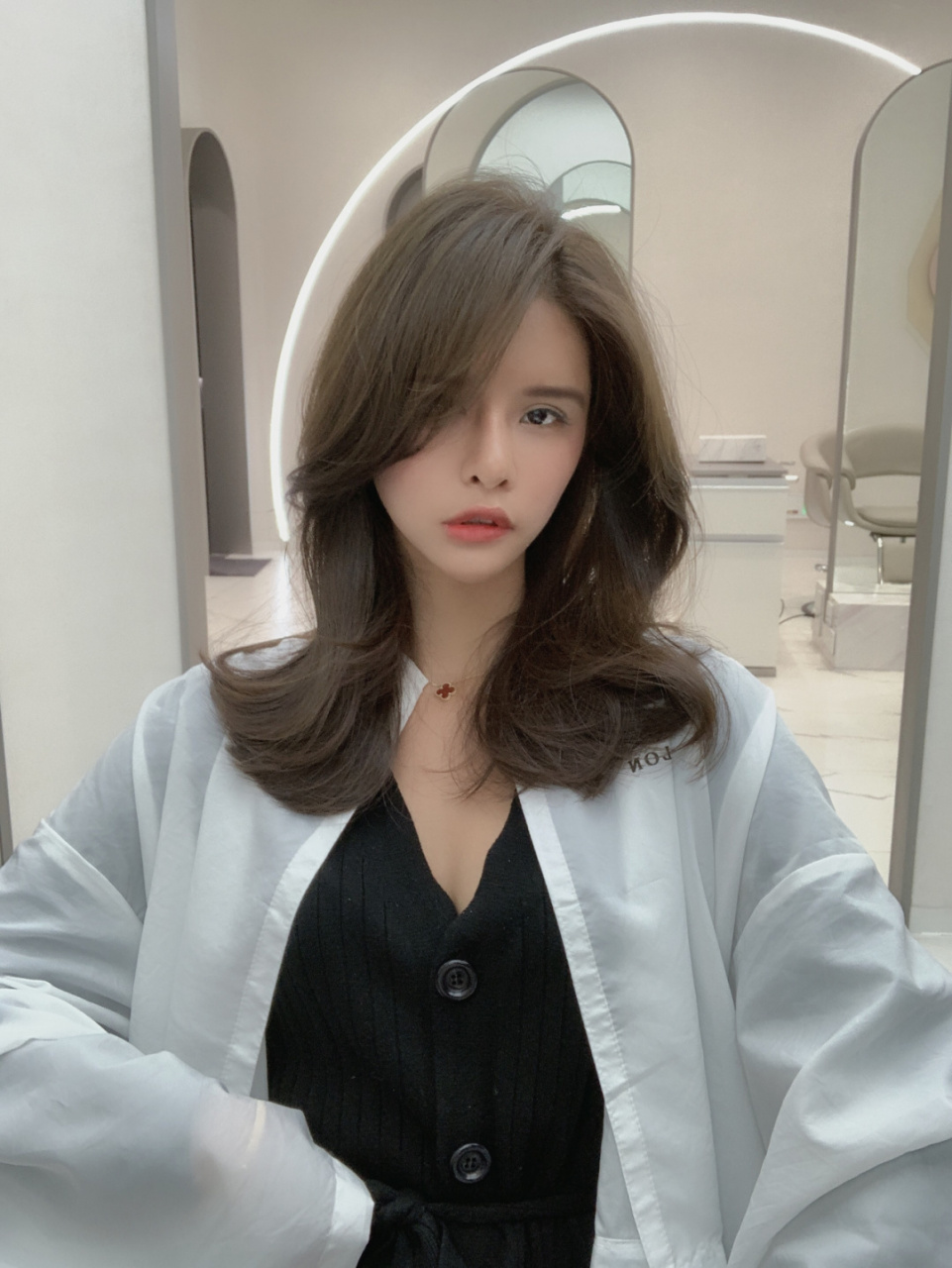 蜂蜜茶色 今年蜂蜜茶色的头发还是很流行的,特别是在秋冬季来了,会让