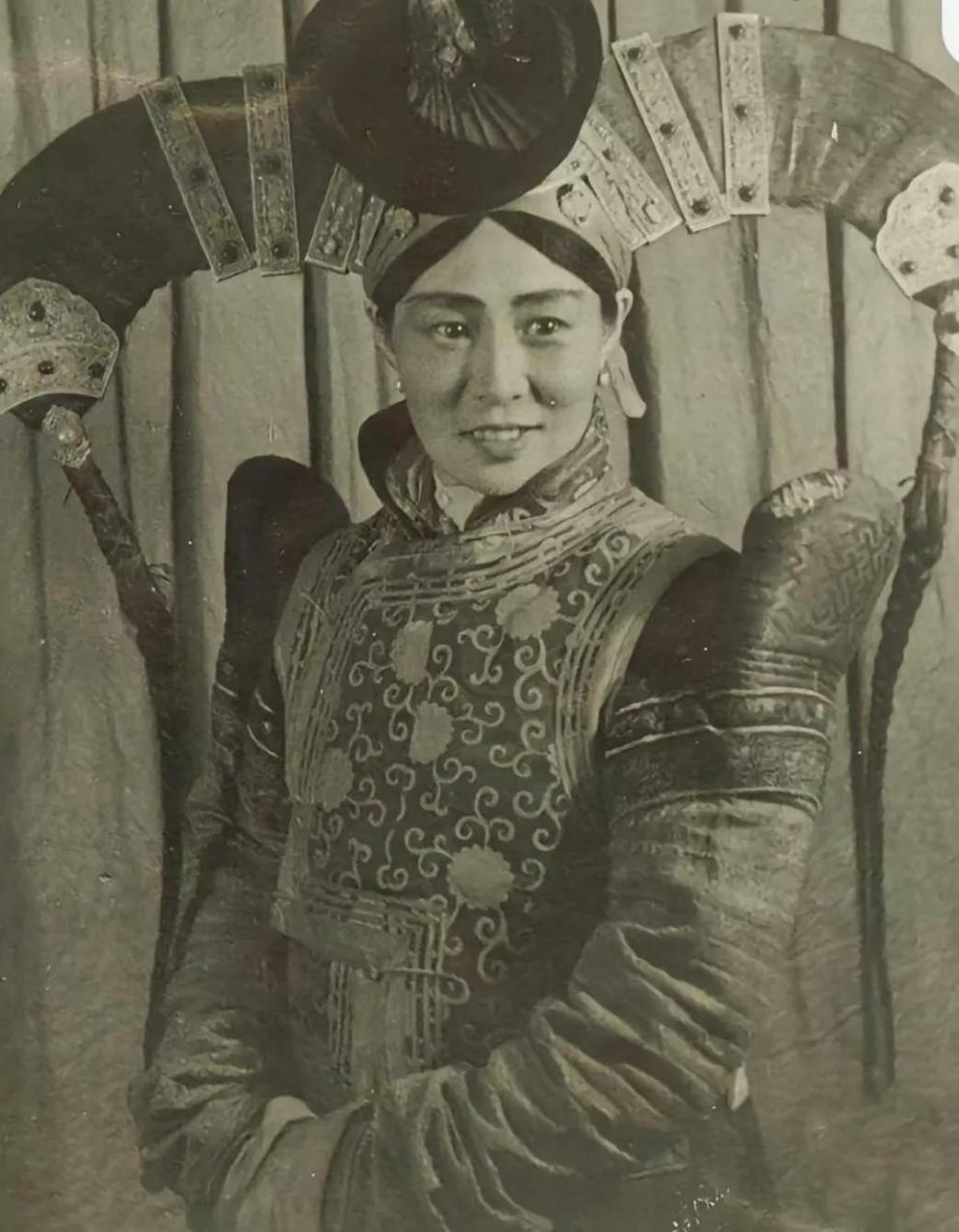 晚清时的蒙古公主,霸气十足 古时的蒙古人是马背上的民族,不分男女都