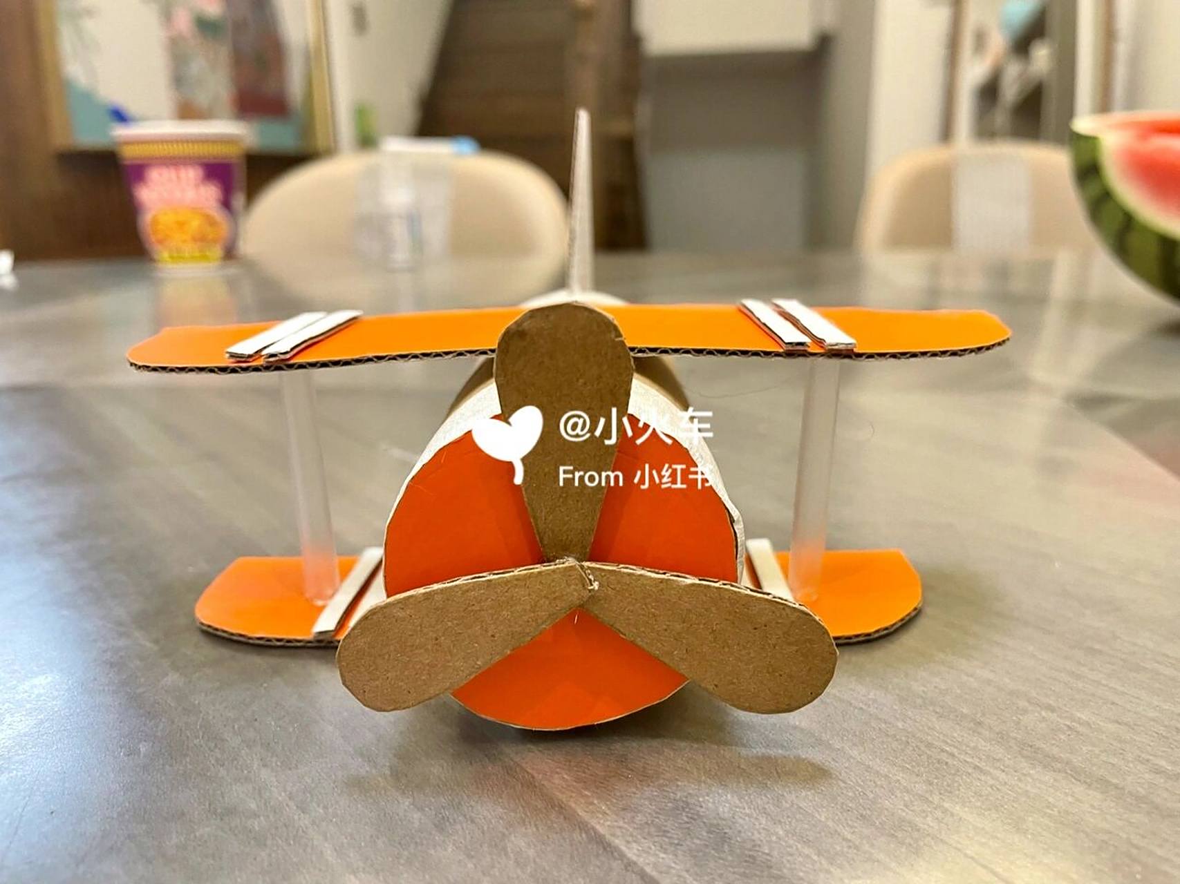 006|与孩子的100个手工:纸板变飞机 每一个物品都有他的故事,旧物改造