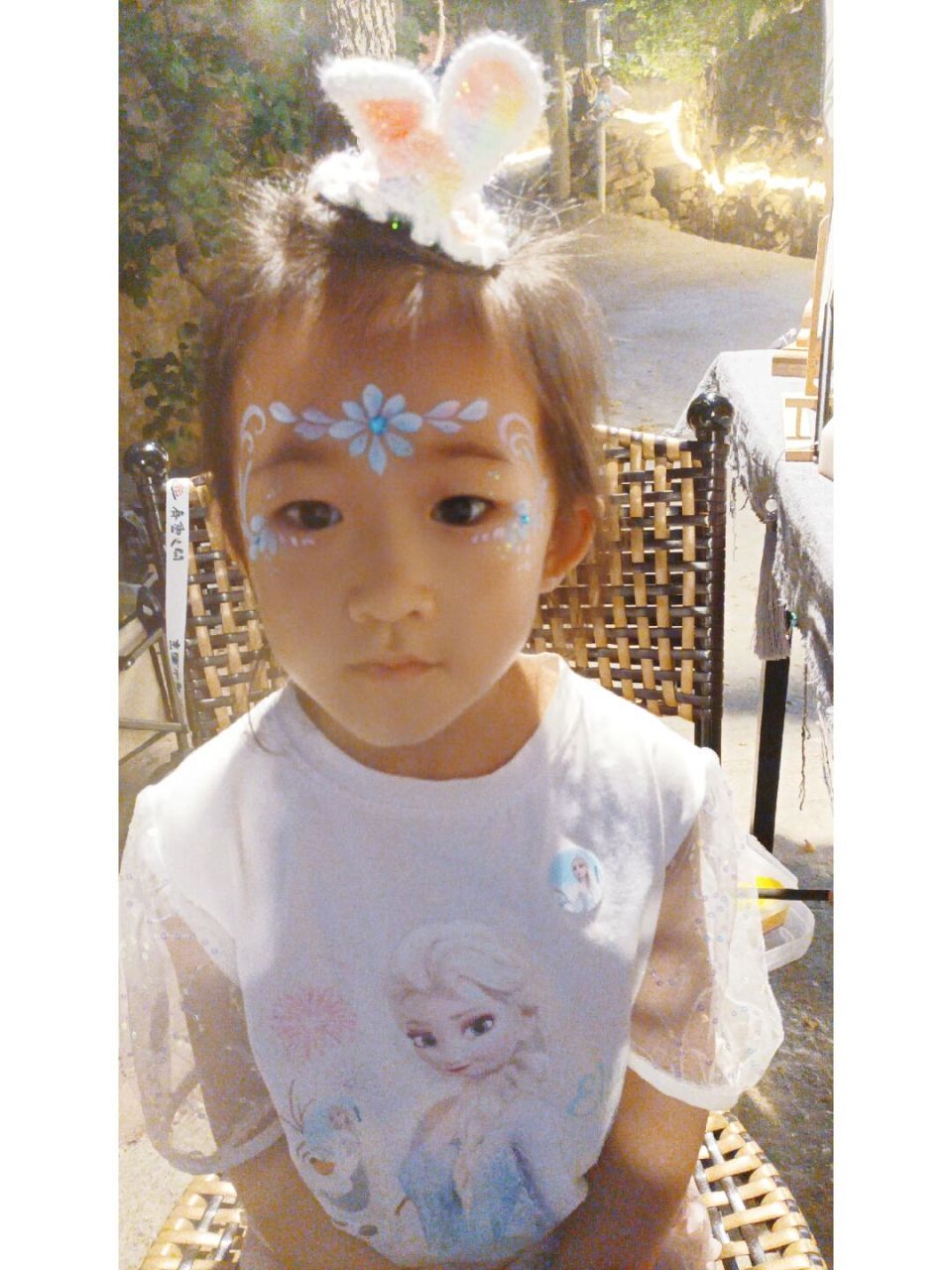 脸部彩绘,可爱的浅蓝色,跟宝宝颜色很搭 #画画# #彩绘# #脸部彩绘