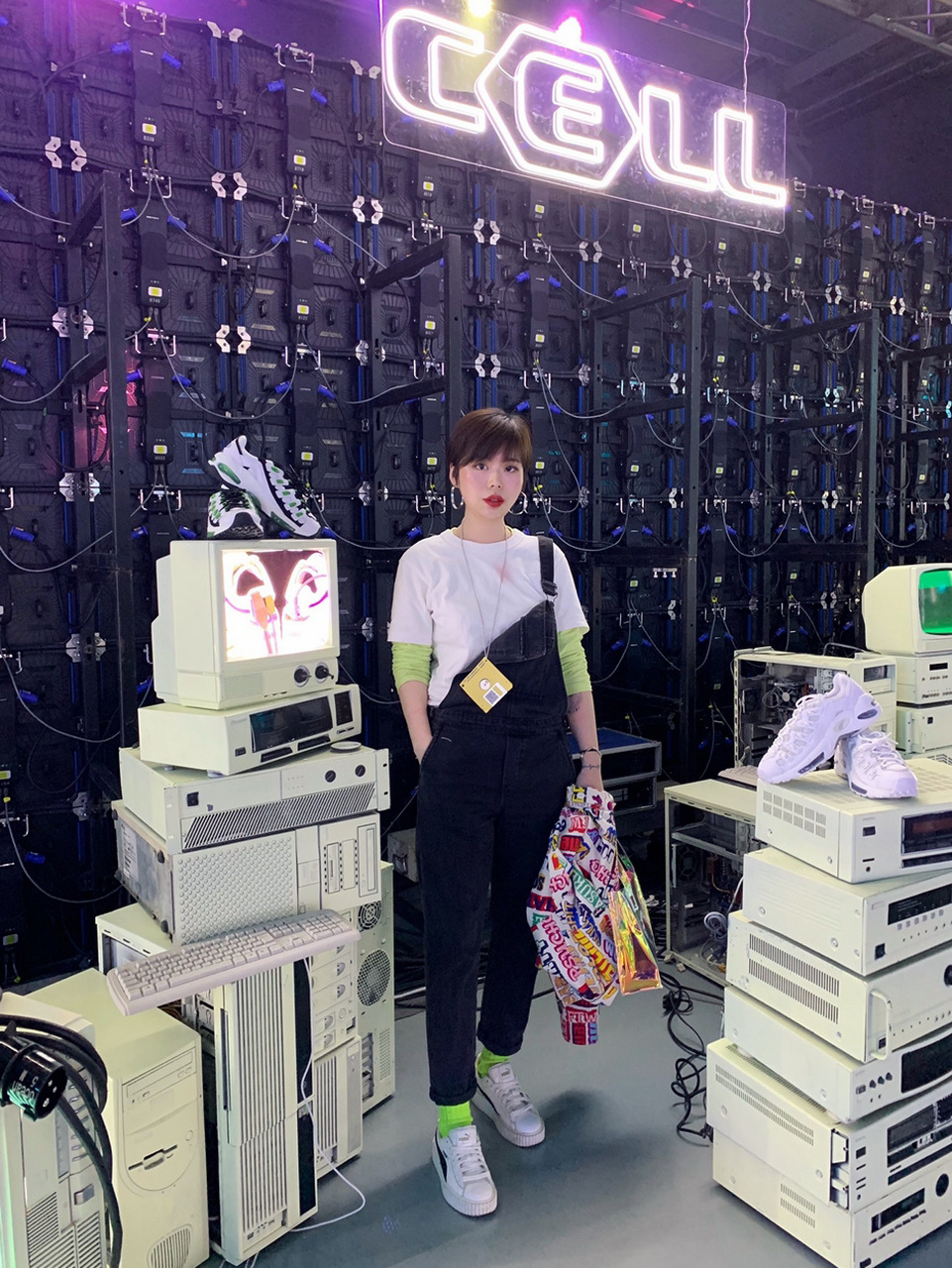 【地址】上海市黄浦区外马路1162号天宴秀场 97首先门口布满了粉丝