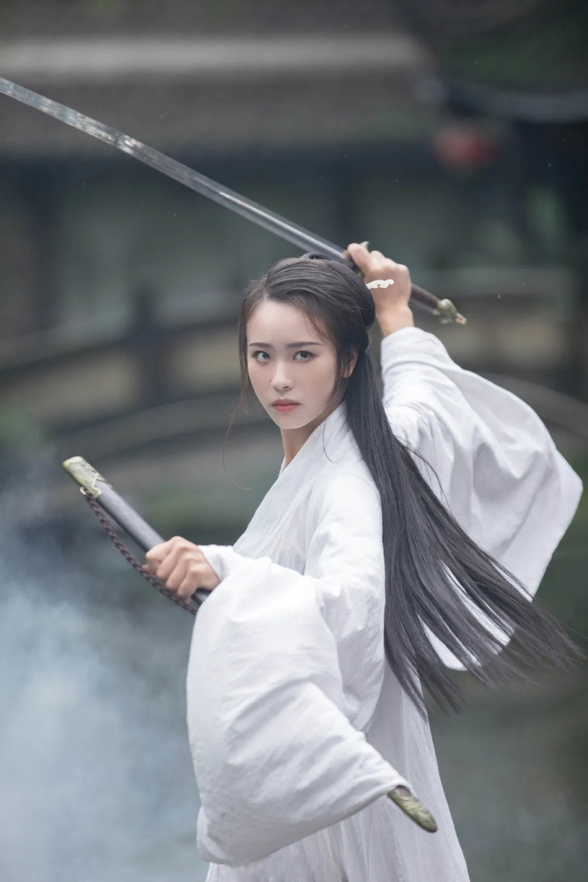 峨眉派"提剑丢垃圾女侠":武术既折磨你,又让你舍不得】拍了数百个短