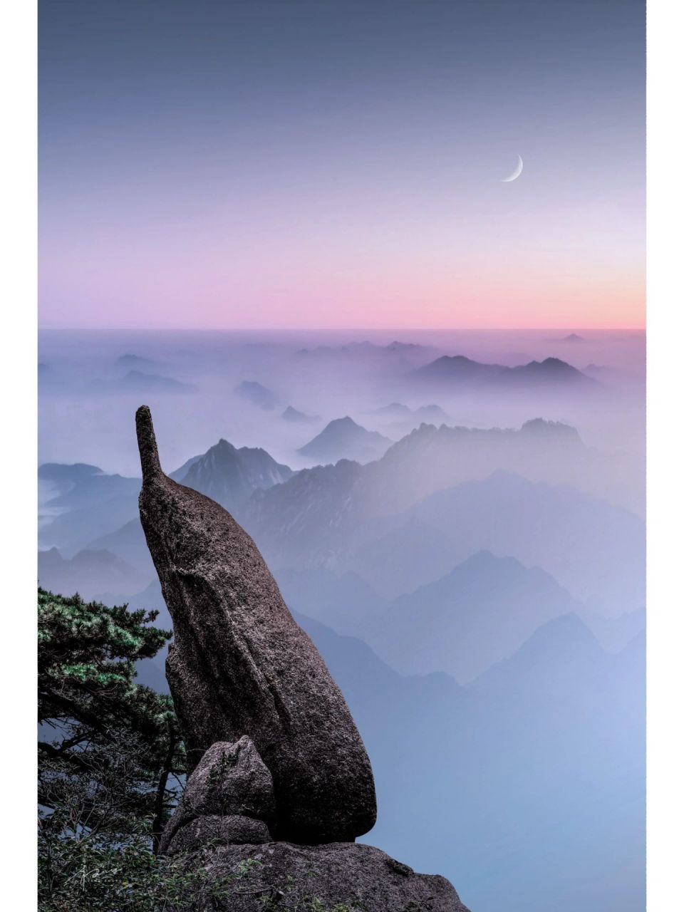 黄山|仙人指路 《仙人指路》位于黄山云谷寺至皮篷的路口,奇石耸立于