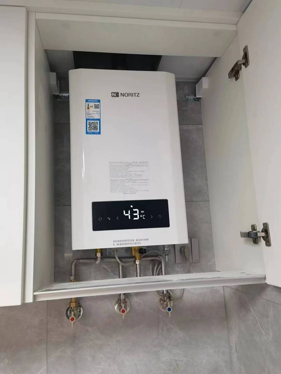 能率热水器,装在柜子里 燃气热水器是可以安装在橱柜里的,大家有个