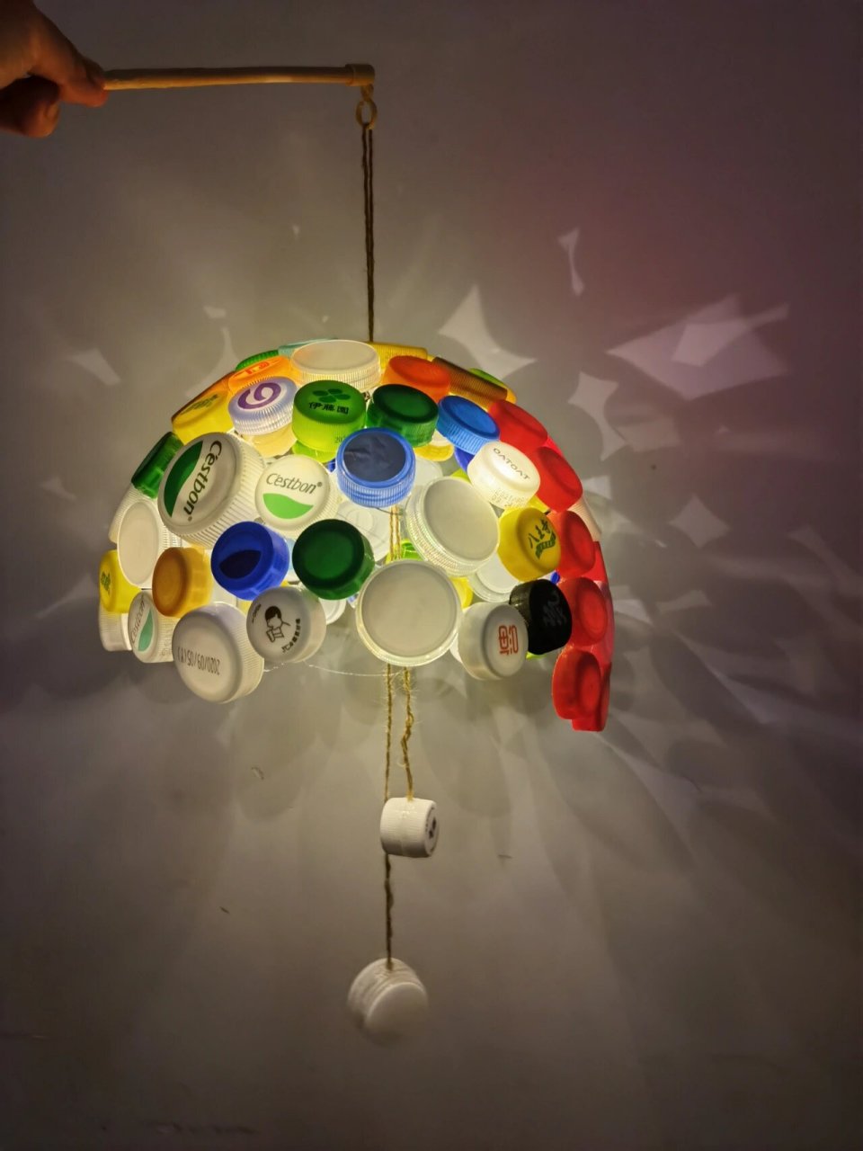 环保瓶盖创意灯笼 一胎幼儿园3年做3次灯笼 再来个二胎 然后以为小学