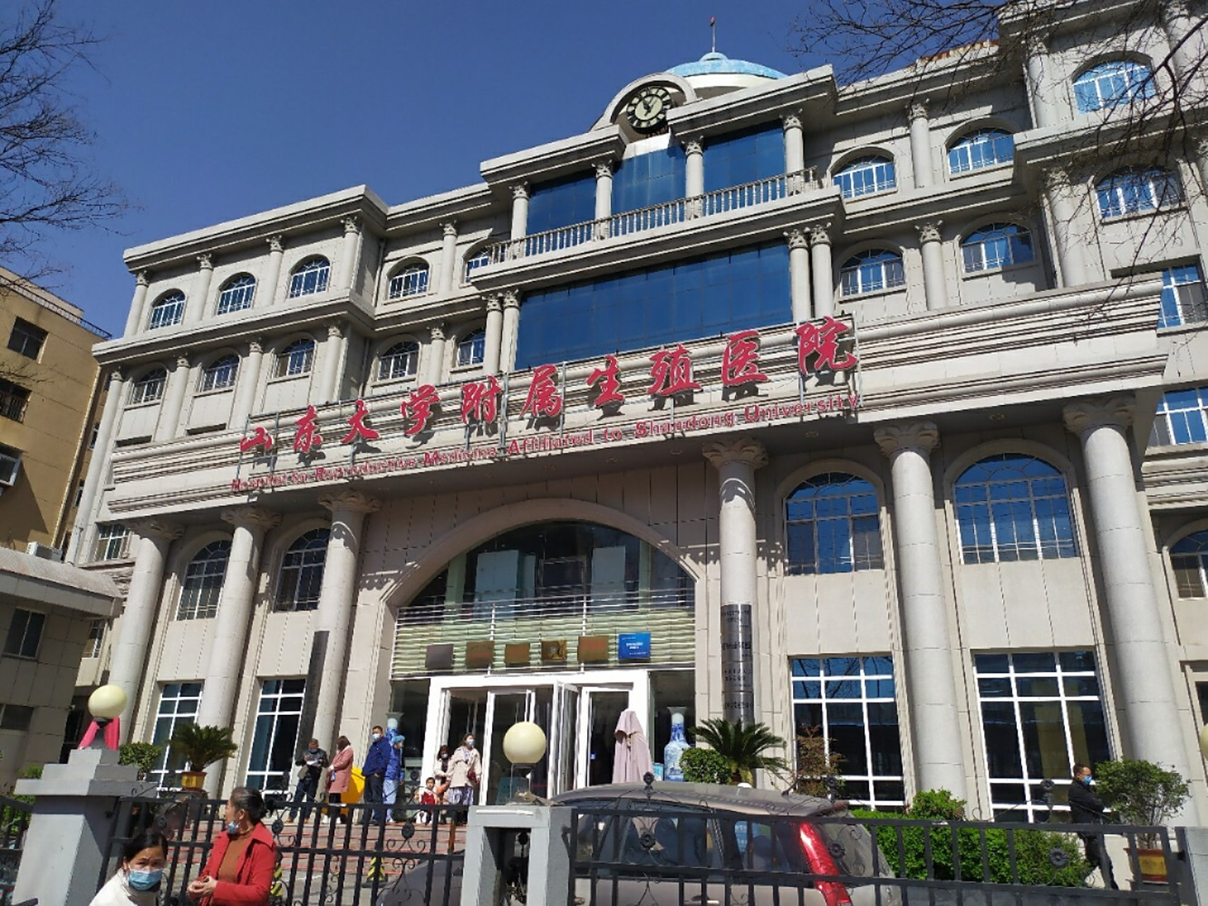 先去分诊室测身高体重血压,再登记既往病史,然后等