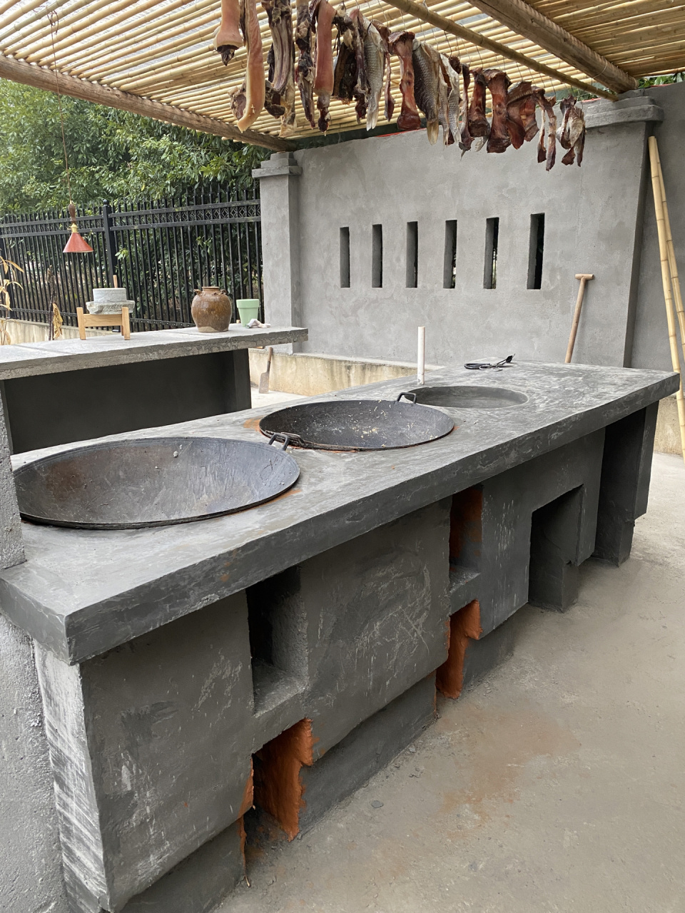 大锅直径63厘米小锅56厘米2.洗菜池直径40用一个大桶子做的模型3.