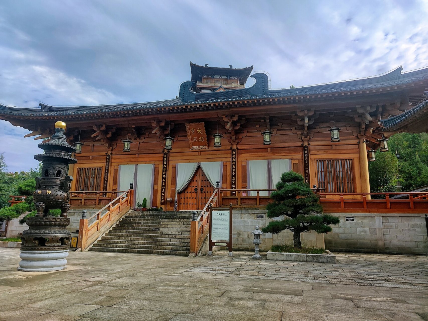 镇安县金台山兴隆寺 【金台山兴隆寺】 一座唐代风格寺庙,坐落在商洛