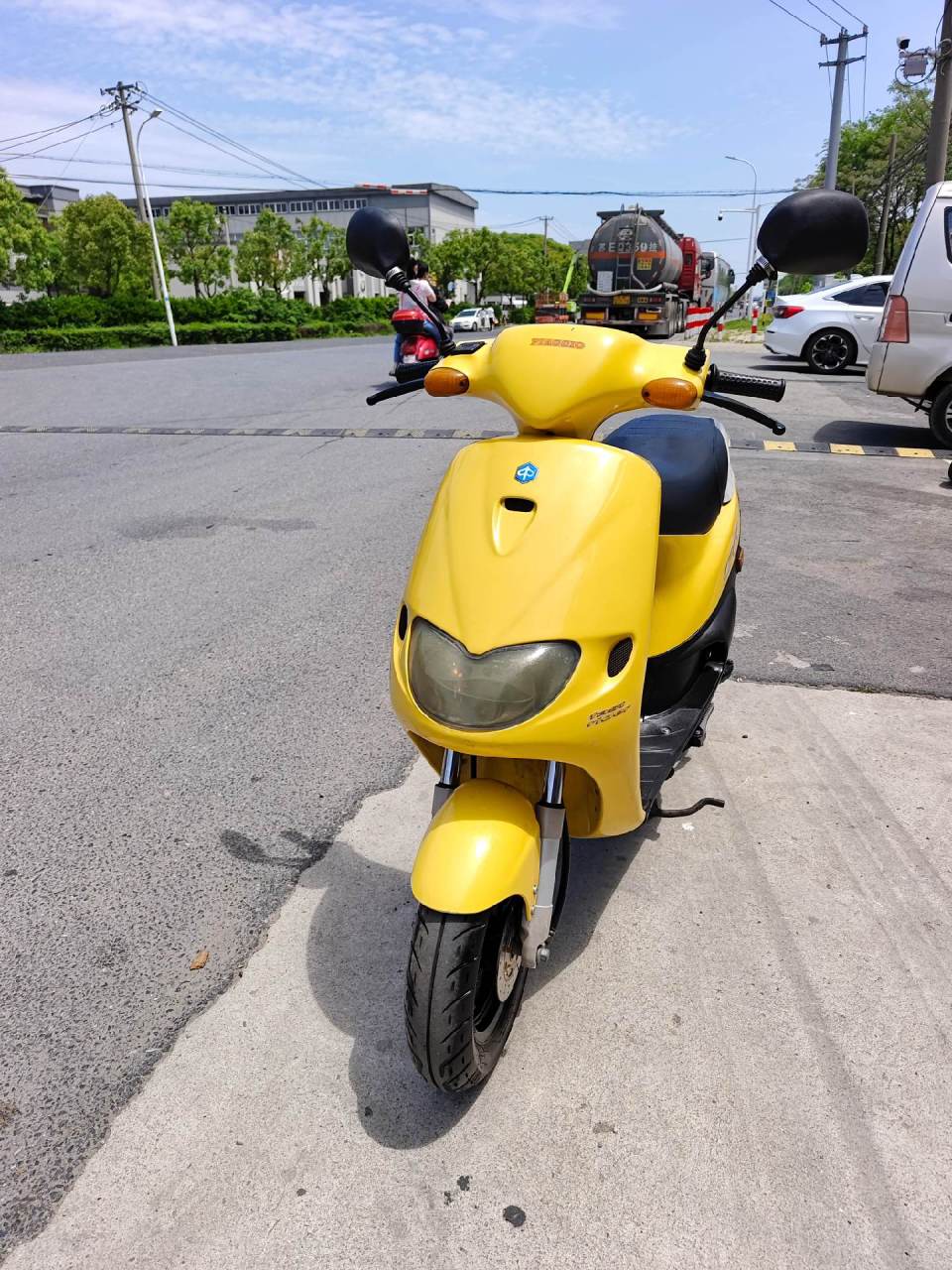 比亚乔淑女80两冲踏板车.