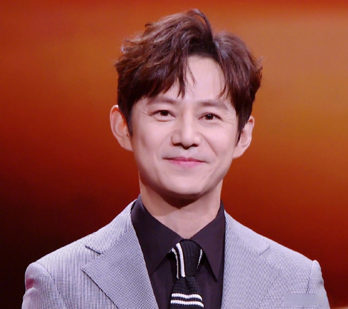 早安咪语#何老师 生图界的常胜将军 何炅 不光在颜值上是不老男神,在