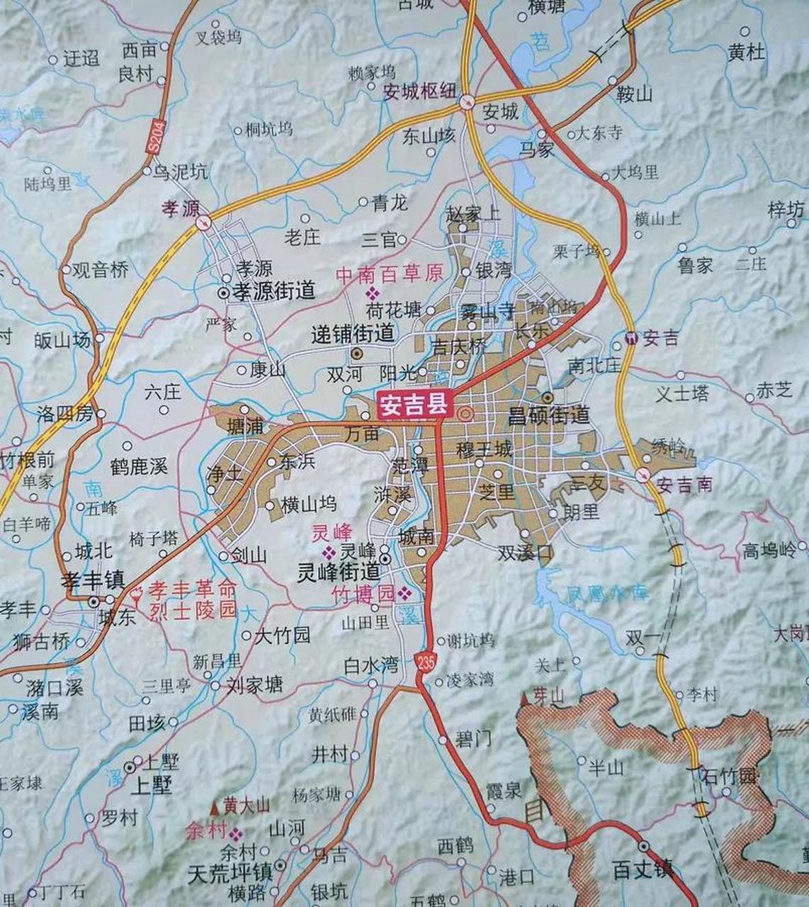 安吉县因竹海而出名,这里还有江南天池,浙北大峡谷等景区,环境非常好