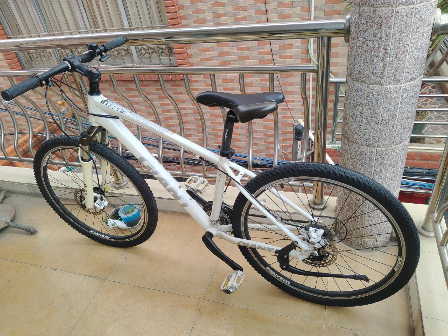 转台捷安特atx690山地车,车架珍珠白色配银色白字,立管高410mm,xs码