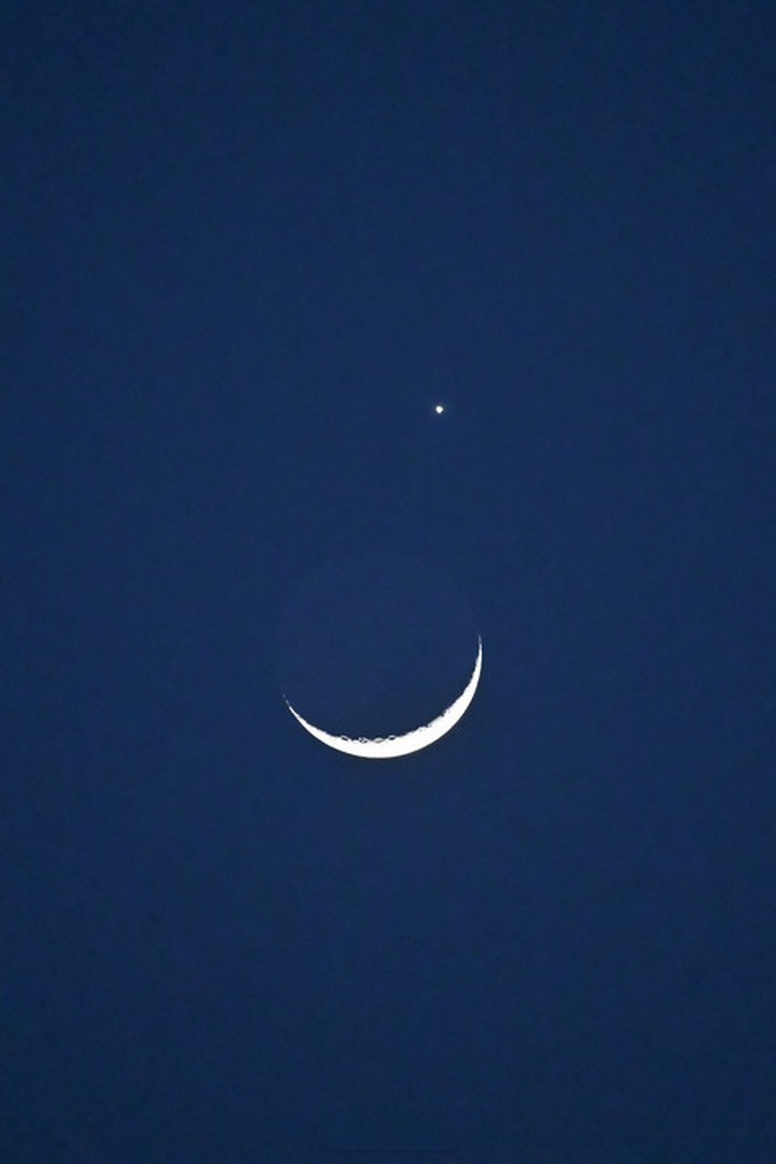 月亮星星微笑的样子也太美了#3月24日晚,一轮弯弯的月牙与太阳系最