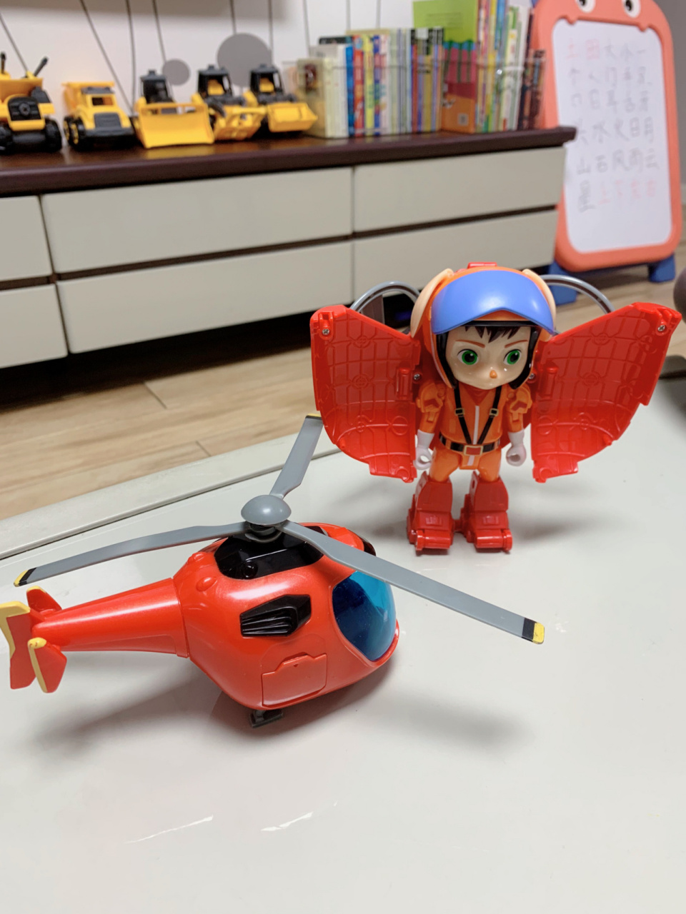 舒克和贝塔飞机坦克变形玩具 自从看了舒克和贝塔的动画片,儿子就被这