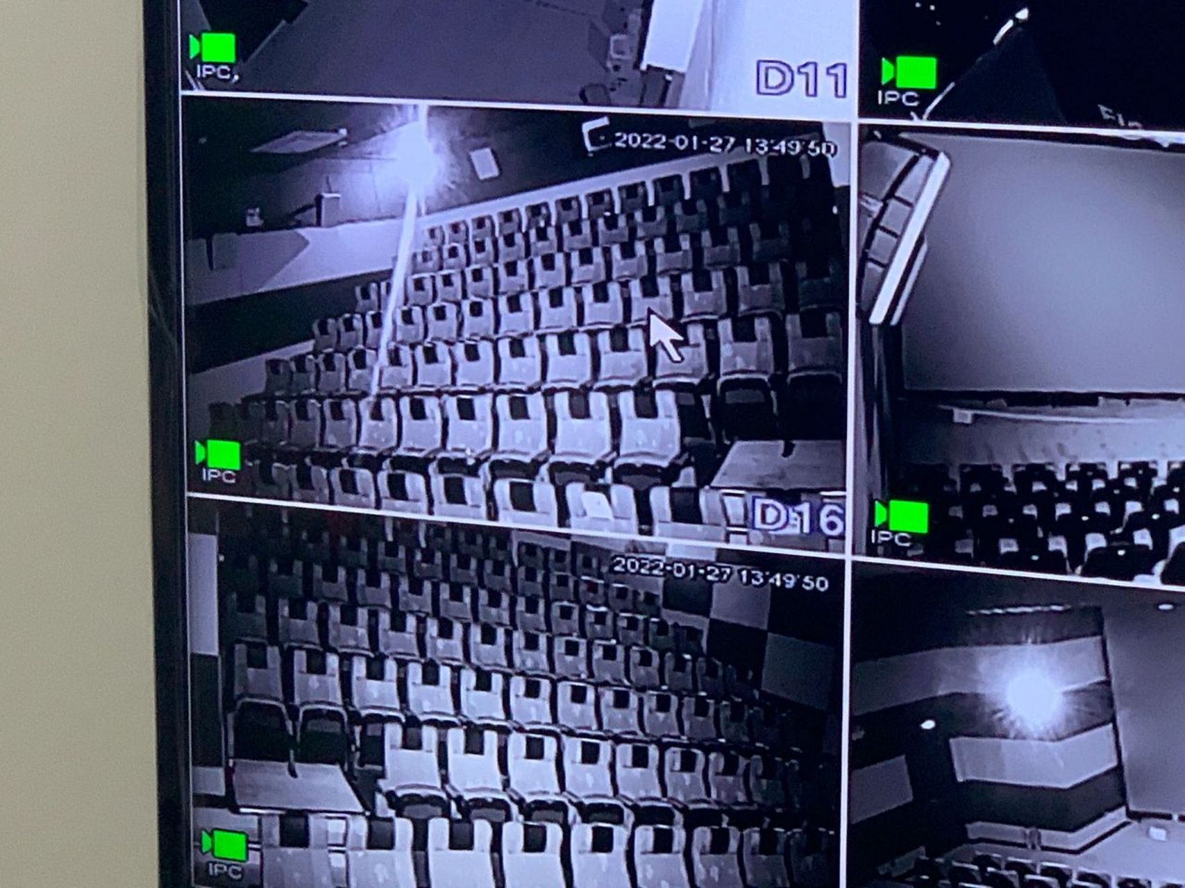 原来电影院的监控可以看的这么清楚 今天来小姨的电影院帮忙 在监控室