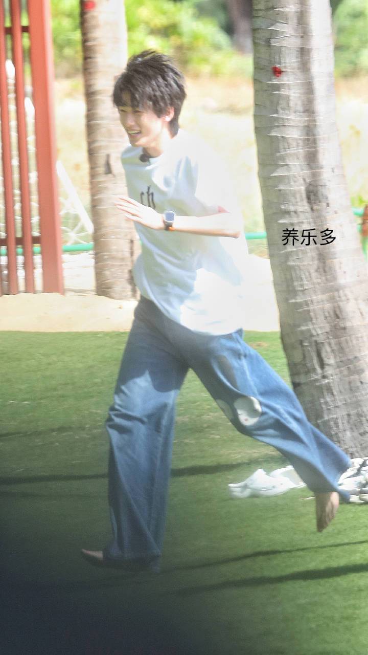 宋亚轩光脚奔跑饭拍路透#.