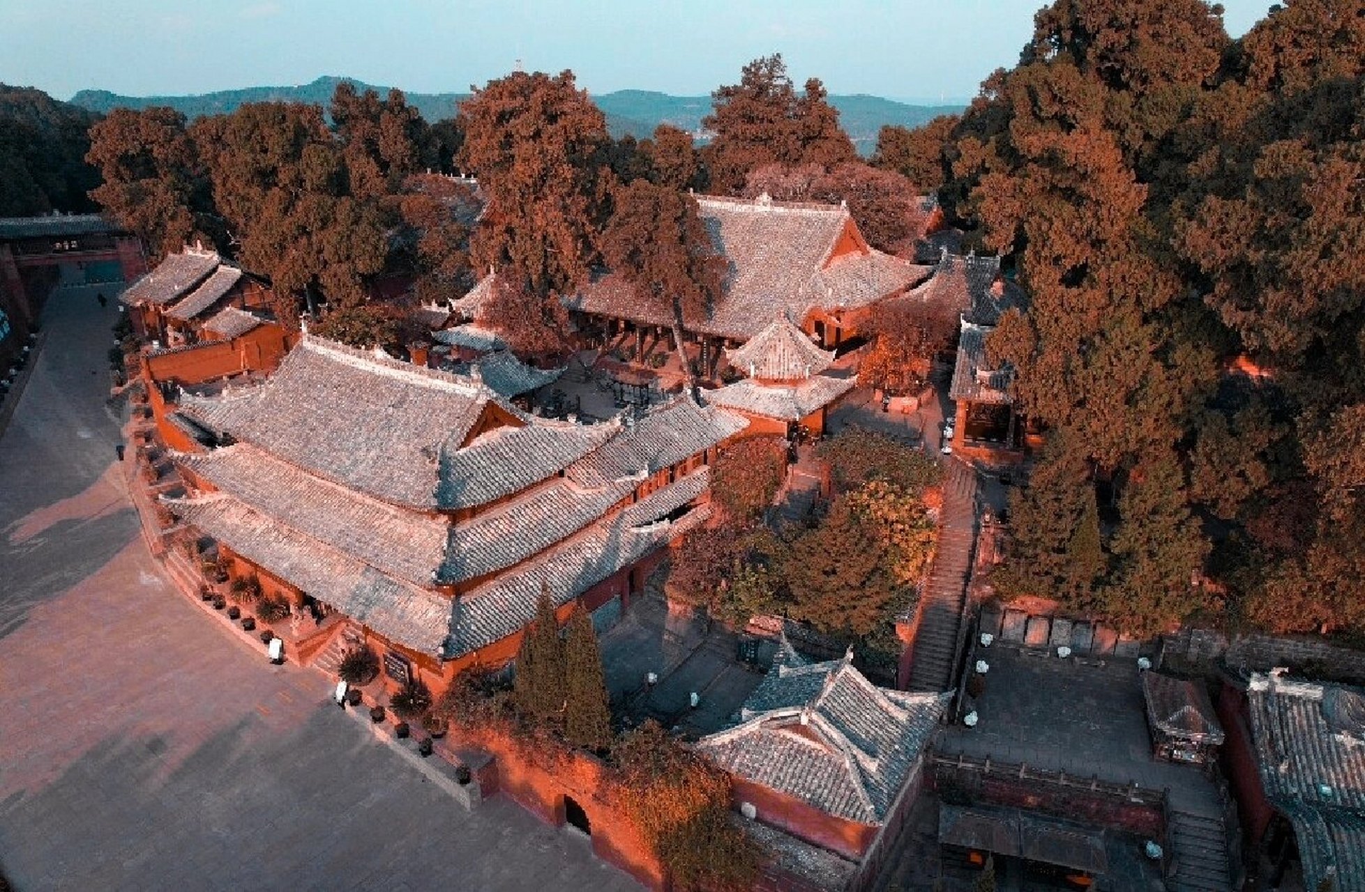 北孔子,南文昌,七曲山大庙 七曲山大庙位于四川省绵阳市梓潼县翠云廊