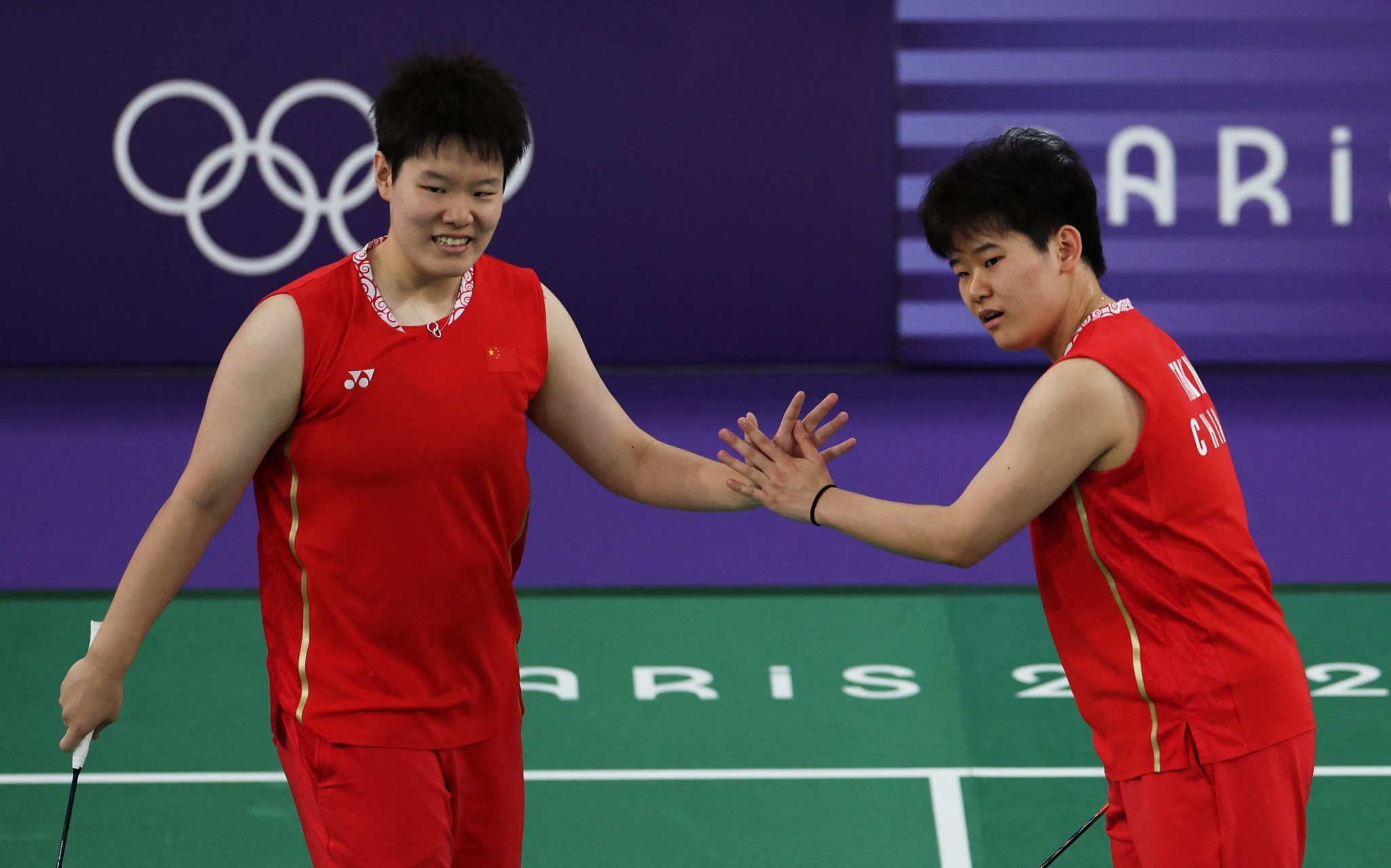 奥运会羽毛球女子双打半决赛,中国组合圣书/谭宁21-16,21-19击败