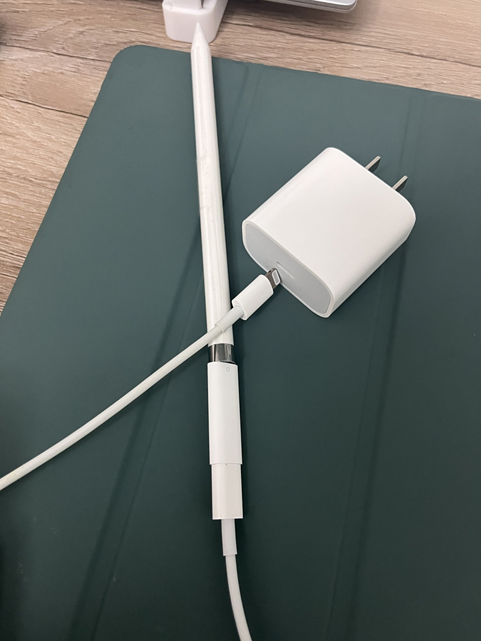 apple pencil一代到底怎么用转换器充电98 如图 图一那样数据线插得