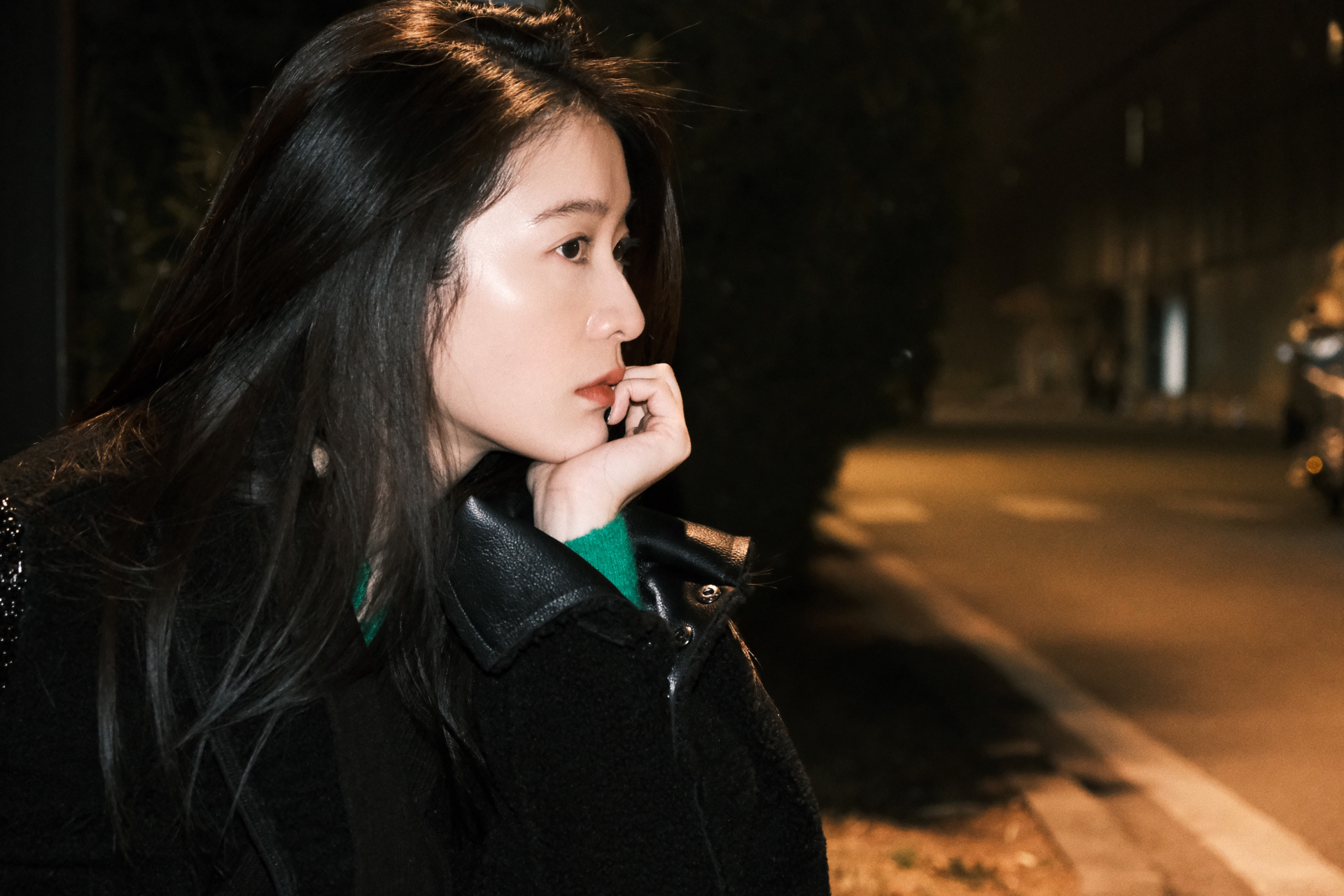 路灯下徘徊,驻足,回首的女孩张雪迎sophie拾一束光温暖冬夜.