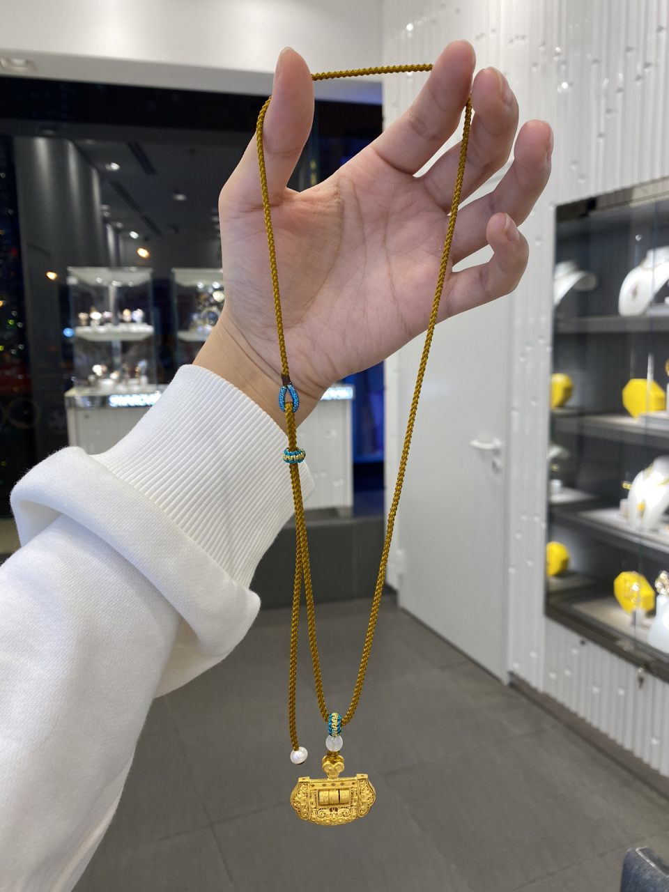 小金锁编绳记 主角是周大福的长命锁.