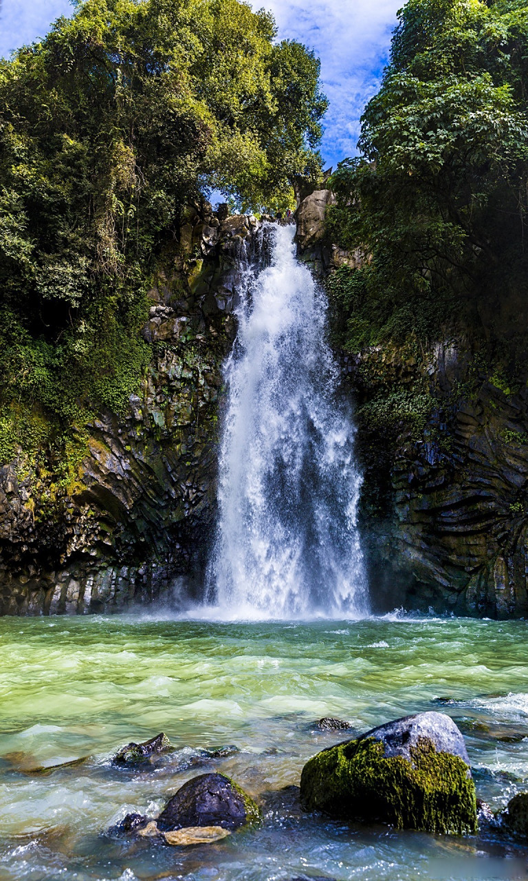 总要去趟腾冲吧# 【腾冲叠水河瀑布】叠水河瀑布位于云南保山腾呈市