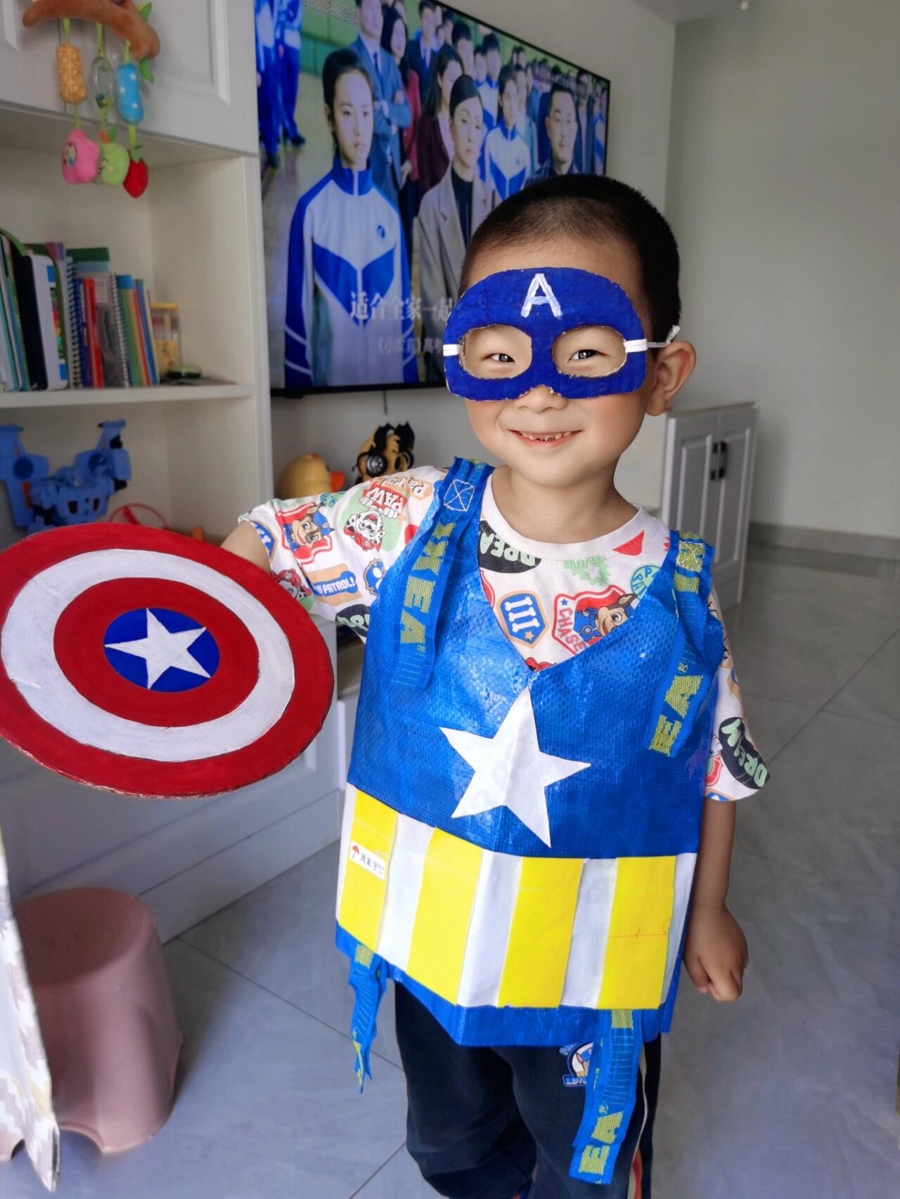 幼儿园小班需要制作手工环保服饰 给宝贝做了个美国队长衣服