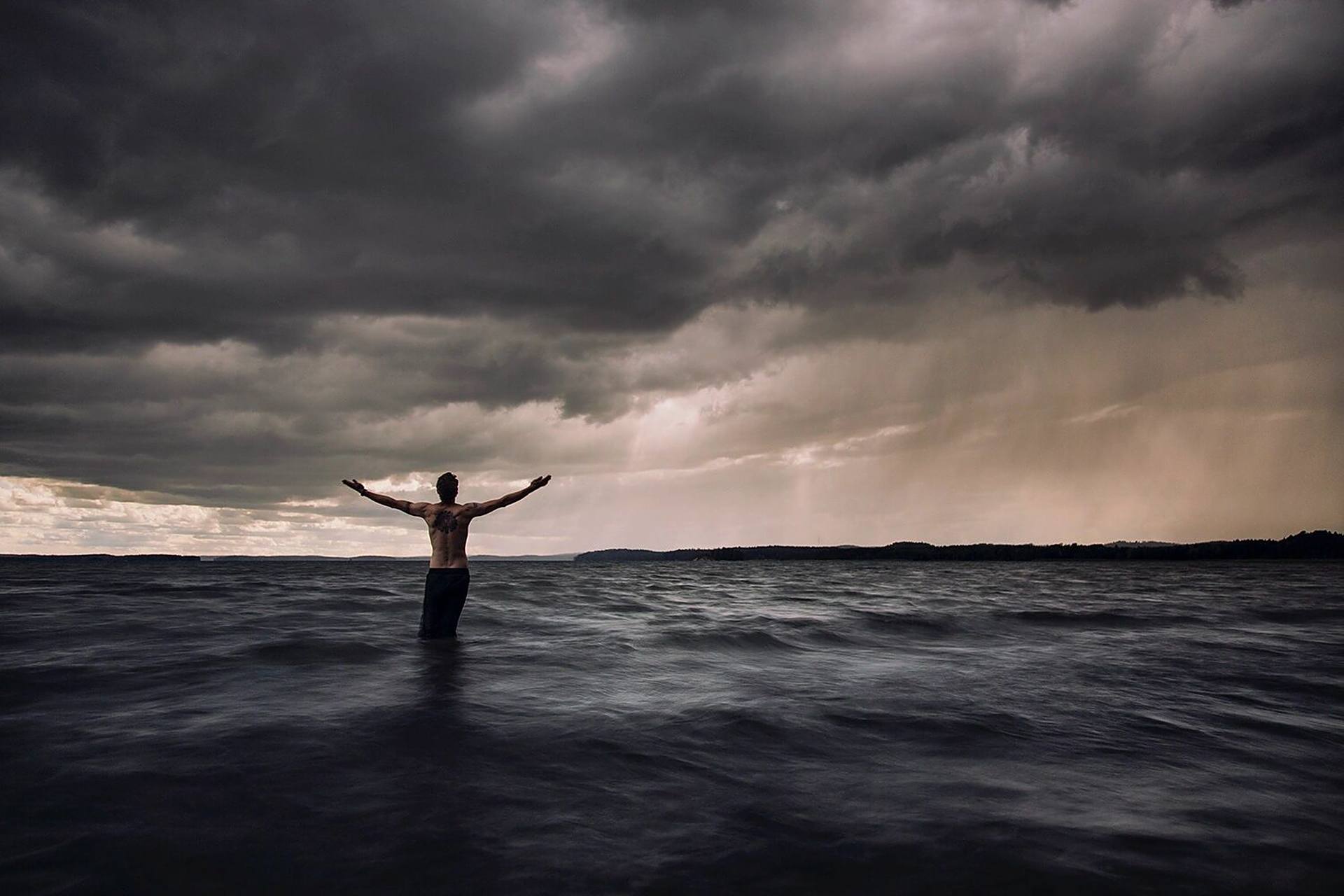 摄影师mika suutari试图用影像向人们展示这个的世界,在他的作品中