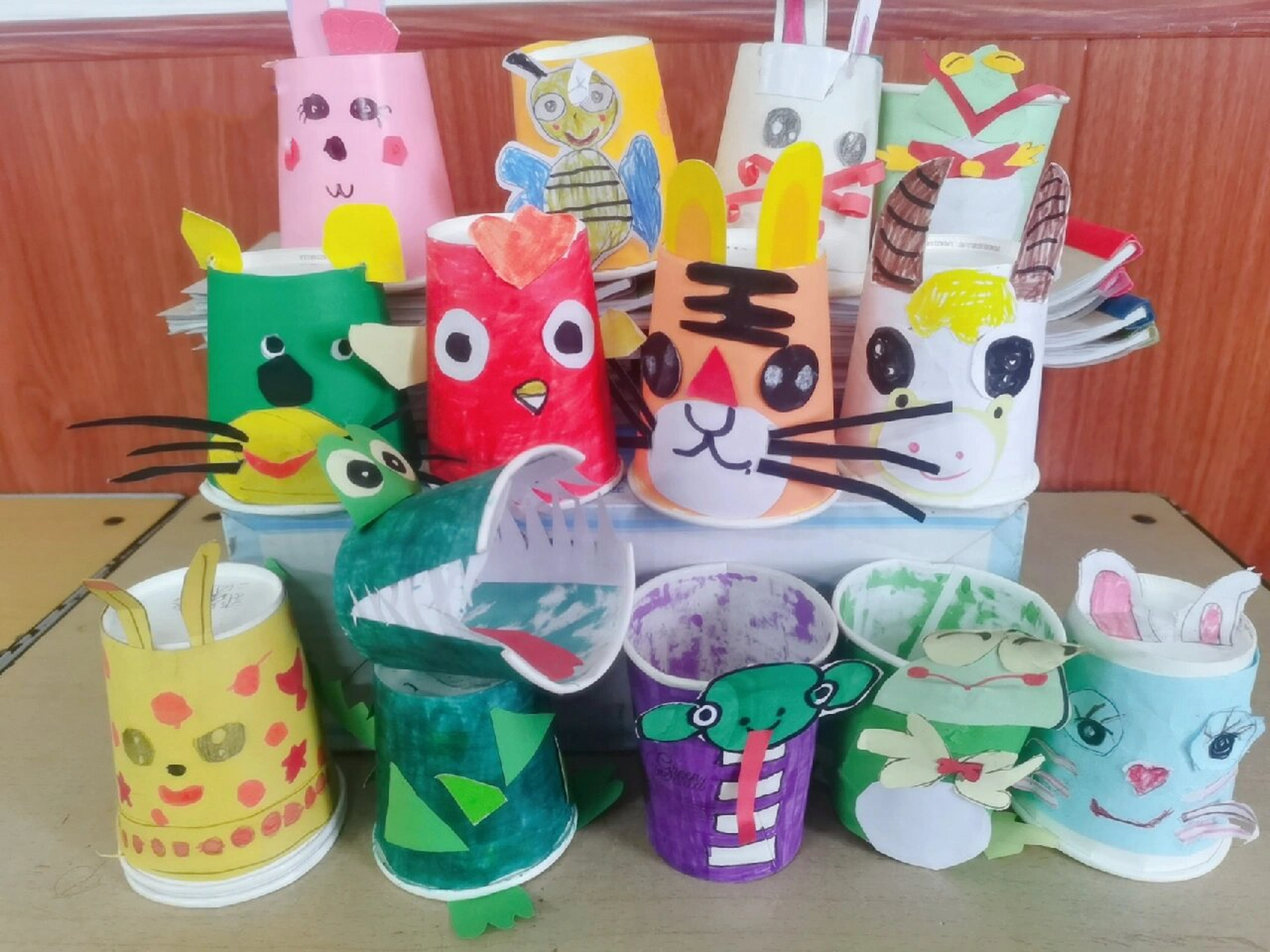 二年级湘美版美术作品《纸杯变变变》 步骤1.