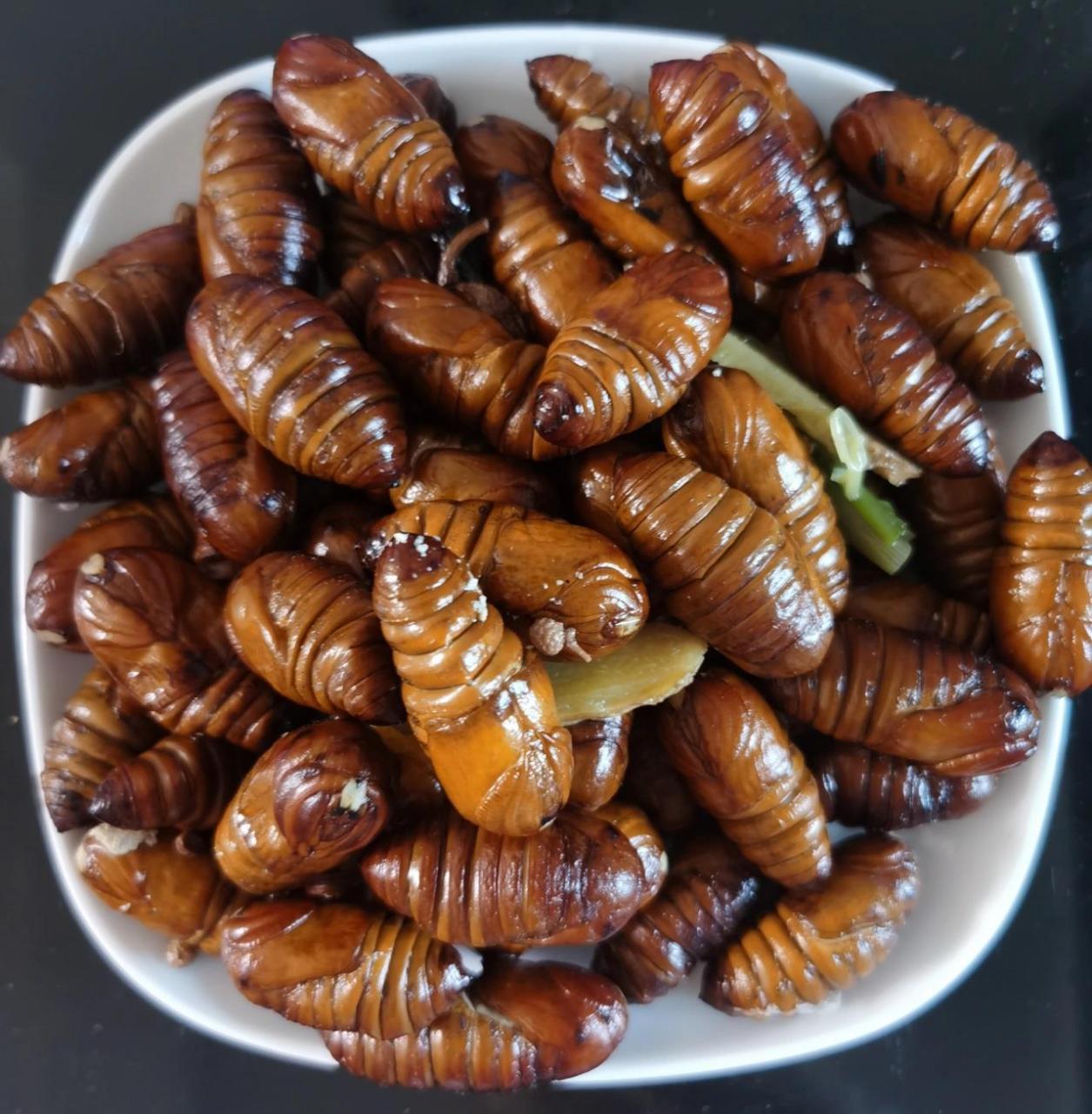 水煮茧蛹 食材: 1.葱4段,姜3片,料酒1勺,香叶2片,八角2粒,花椒若干.