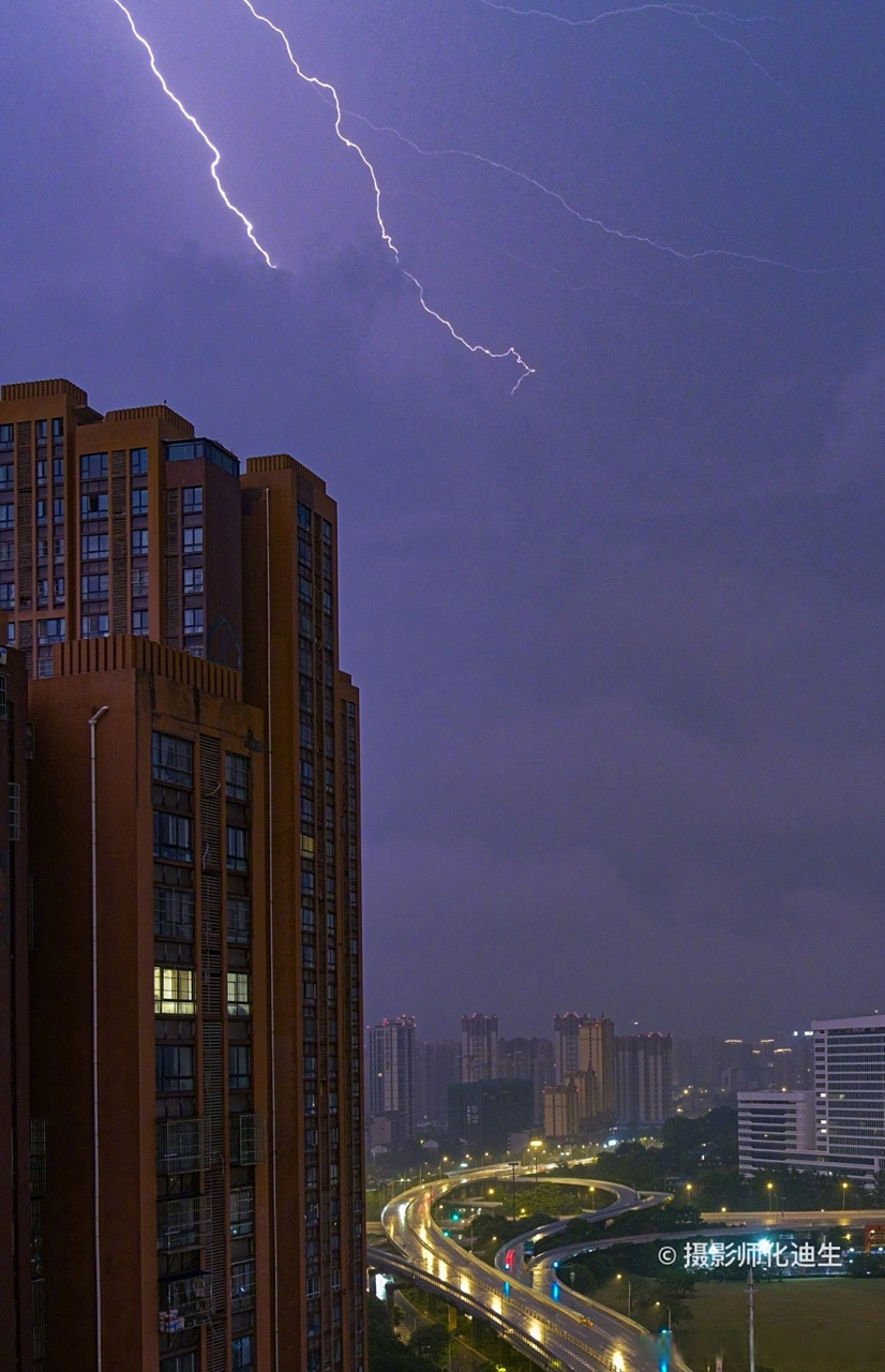 摄影师拍下夜晚打雷闪电场面#】据成都气象:昨晚我市出现雷雨天气过程