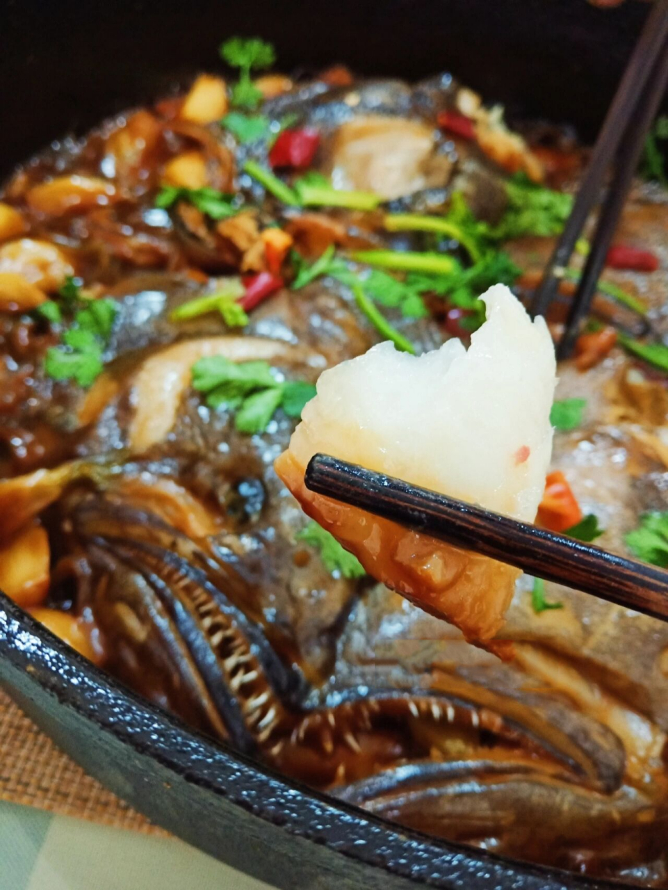 干锅碟鱼头,在家做出了大饭店的招牌菜 碟鱼头不仅营养丰富,味道鲜美