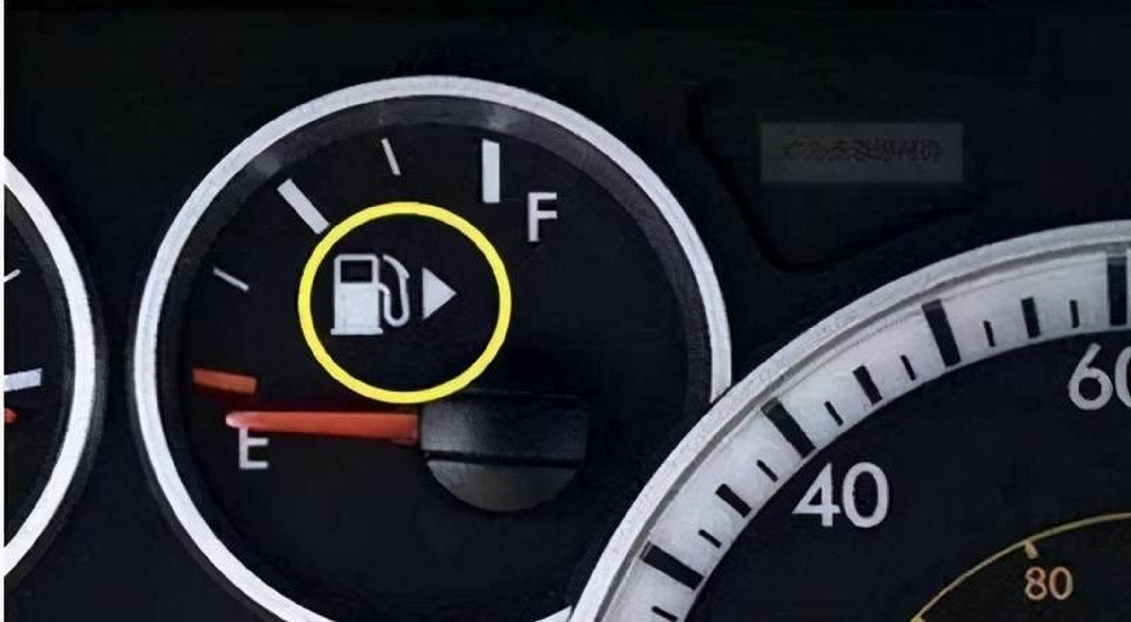 仪表盘油表可看加油口位置  当你给车辆加油时,尤其是借朋友的车等