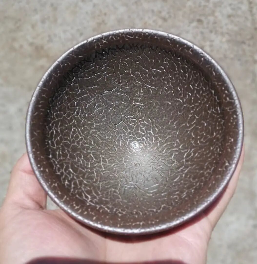 龟背纹是宋代一款经常出现的釉面,在当时龟背纹被认定为不合格的