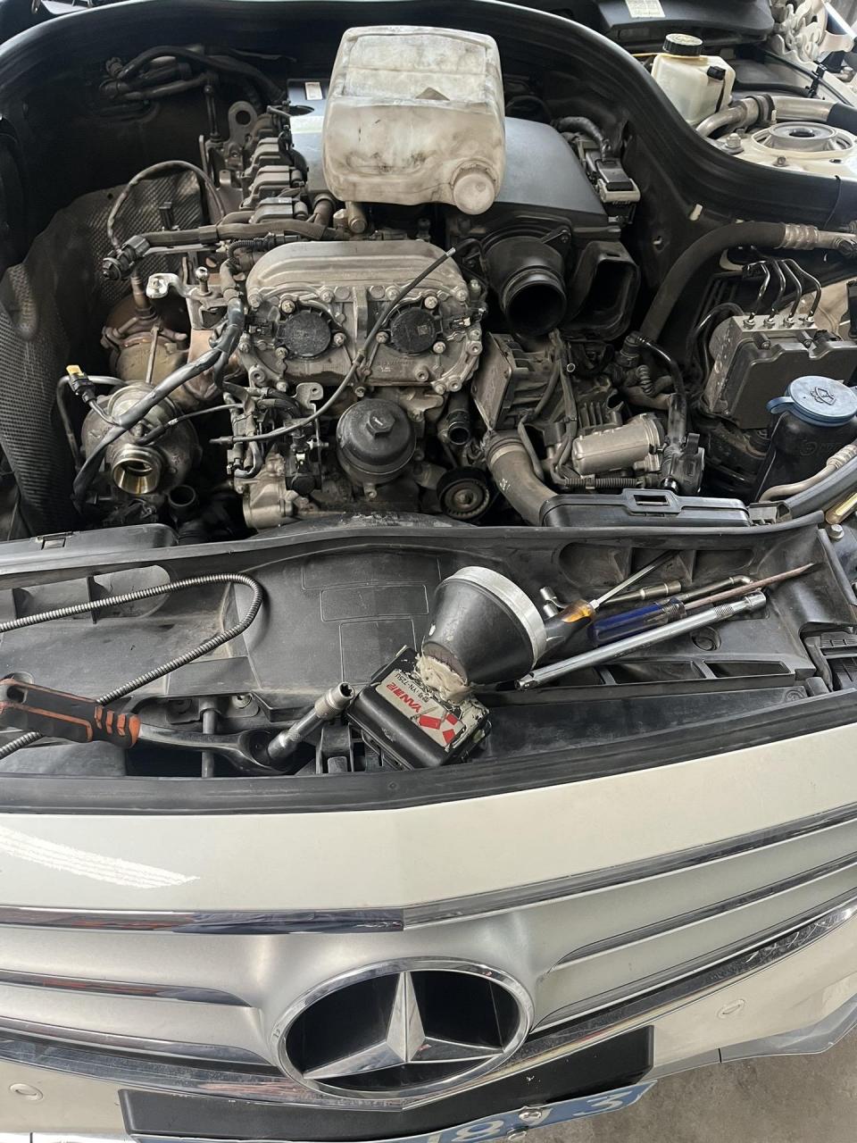 奔驰e200更换水泵完美收工 汽车保养与维修