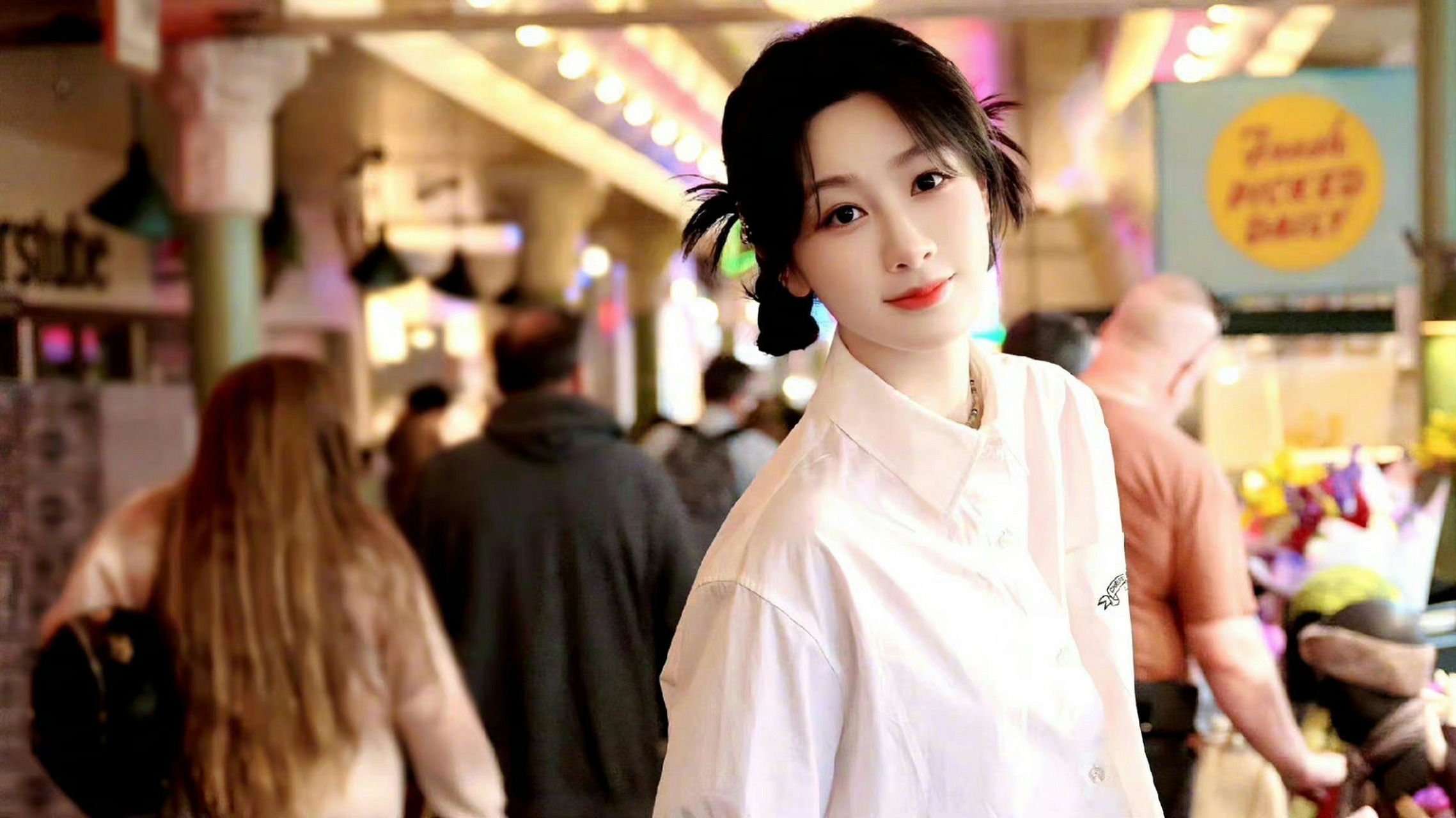 杨紫白衬衫双丸子头# 青春活力,阳光明媚,好漂亮