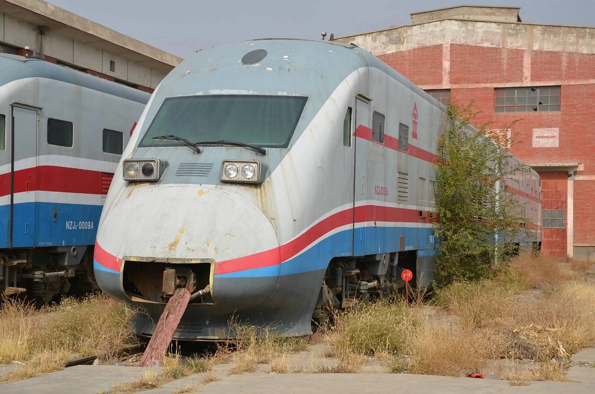 金轮号共有5组机车,2列单层拖车和2列双层拖车,正式名称为nzj2,即内 