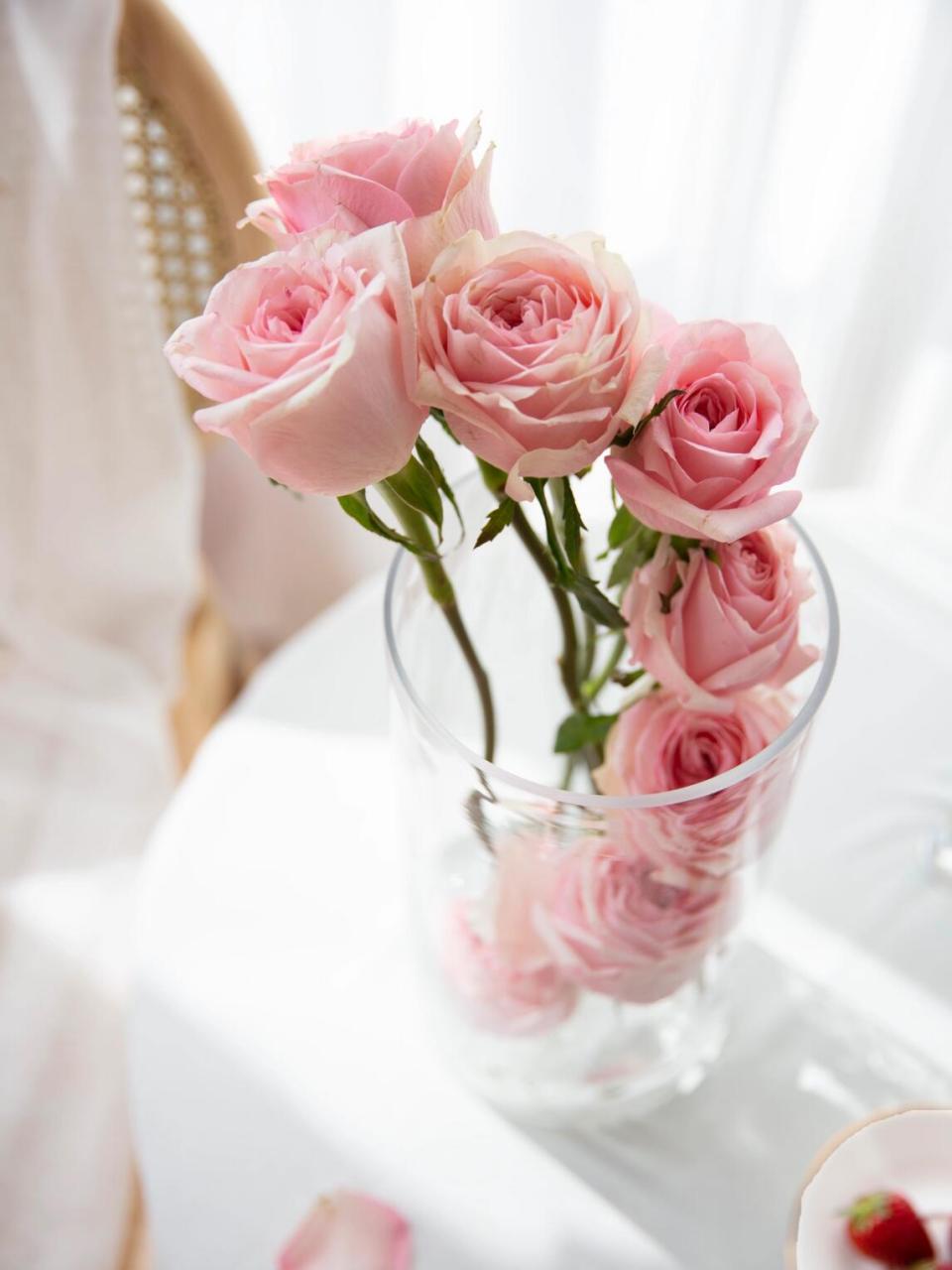 玫瑰花开,如诗如画 	 一片粉色映入眼帘 	 花瓣轻舞,似仙子降临