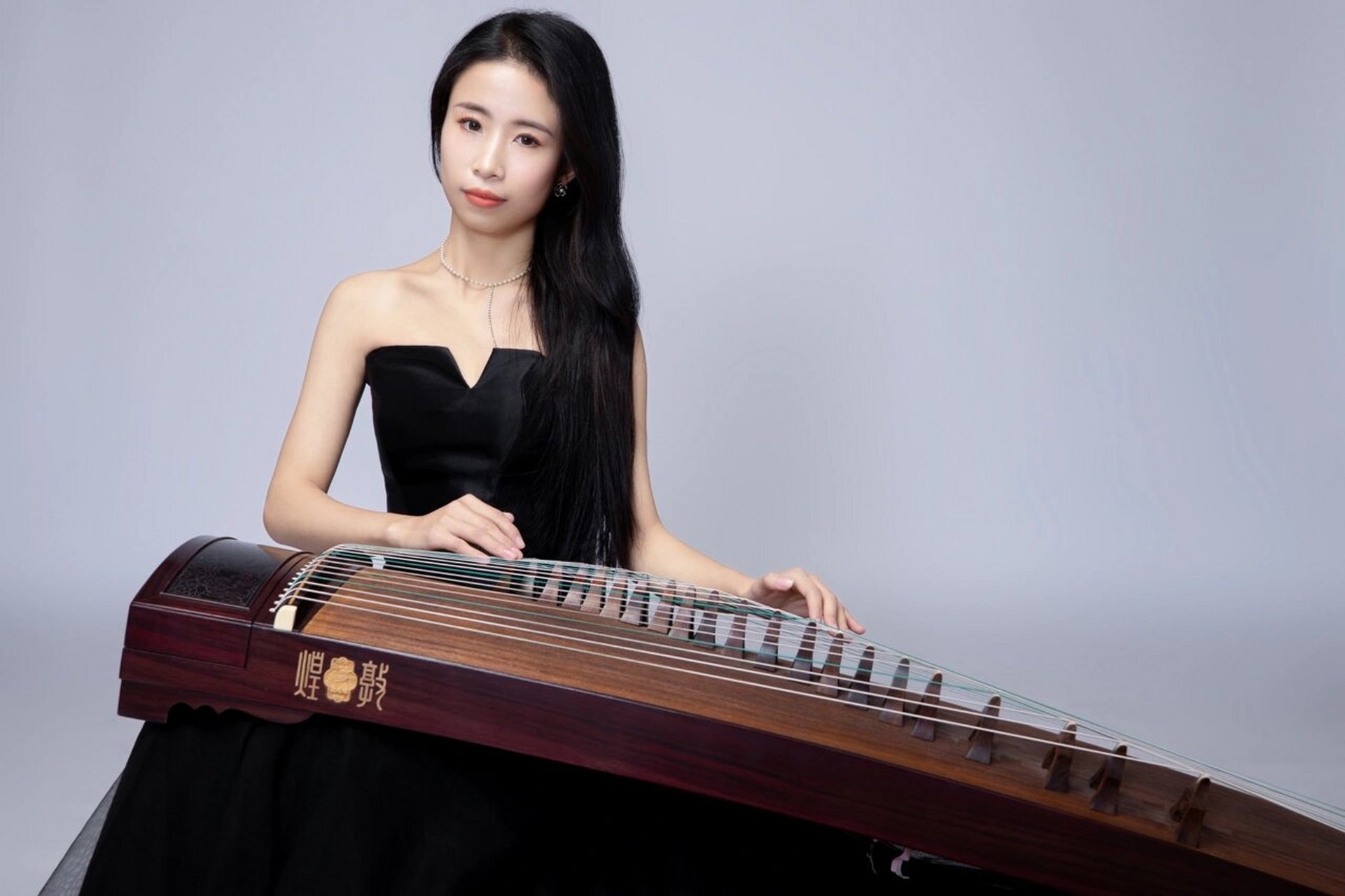 古筝写真|吾与爱筝 来一组黑色系与我爱筝的合影 喜欢的小红薯也可以