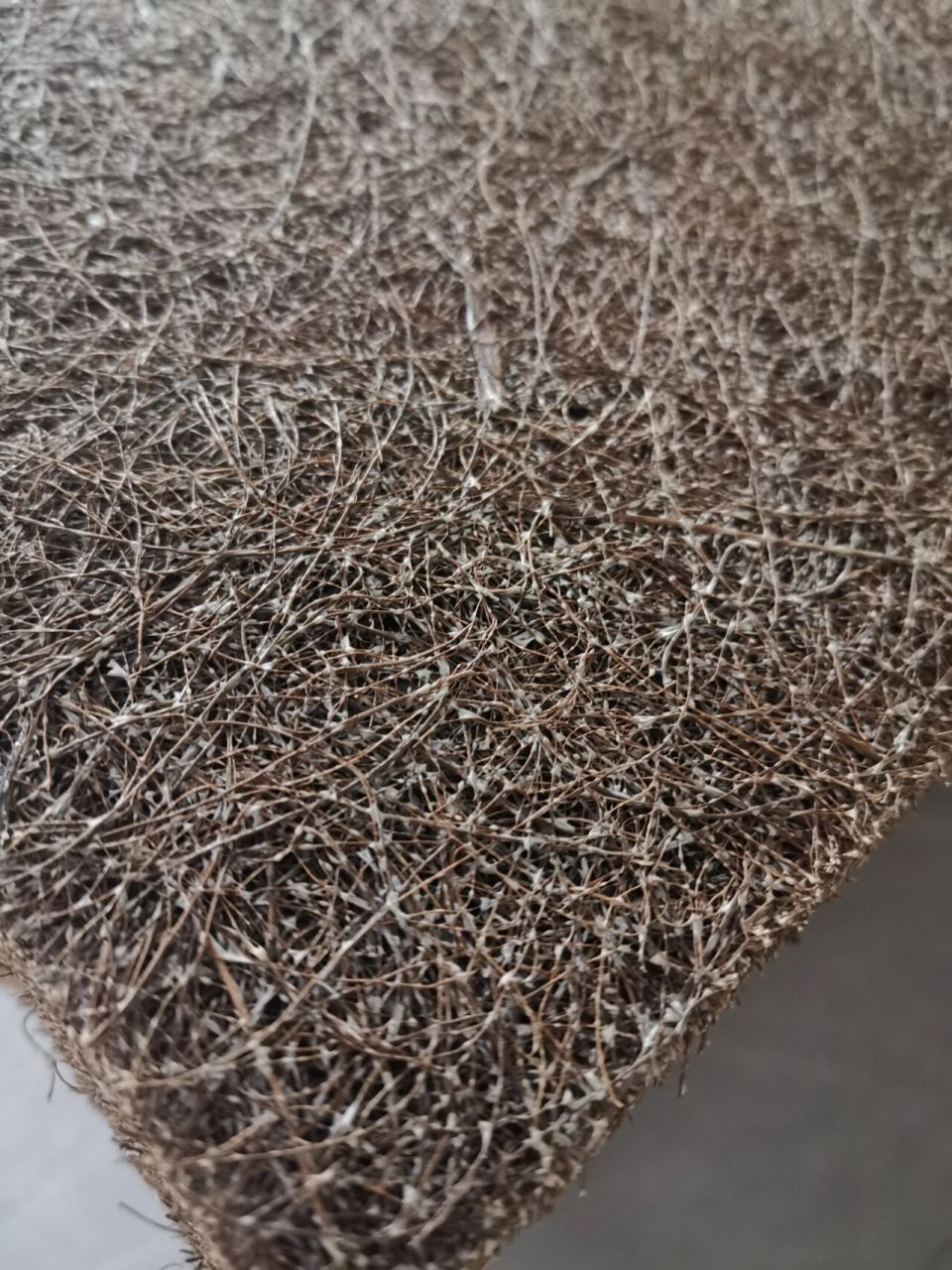 求助,今年8月购入大自然的梦境山棕床垫,床垫上白色