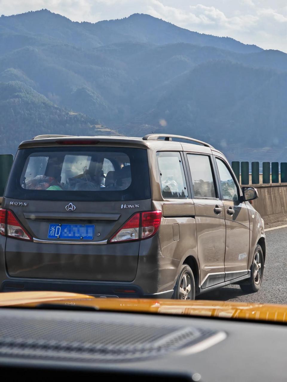 一看到honor,就以为是荣耀,还以为荣耀造车了,结果是长安欧诺