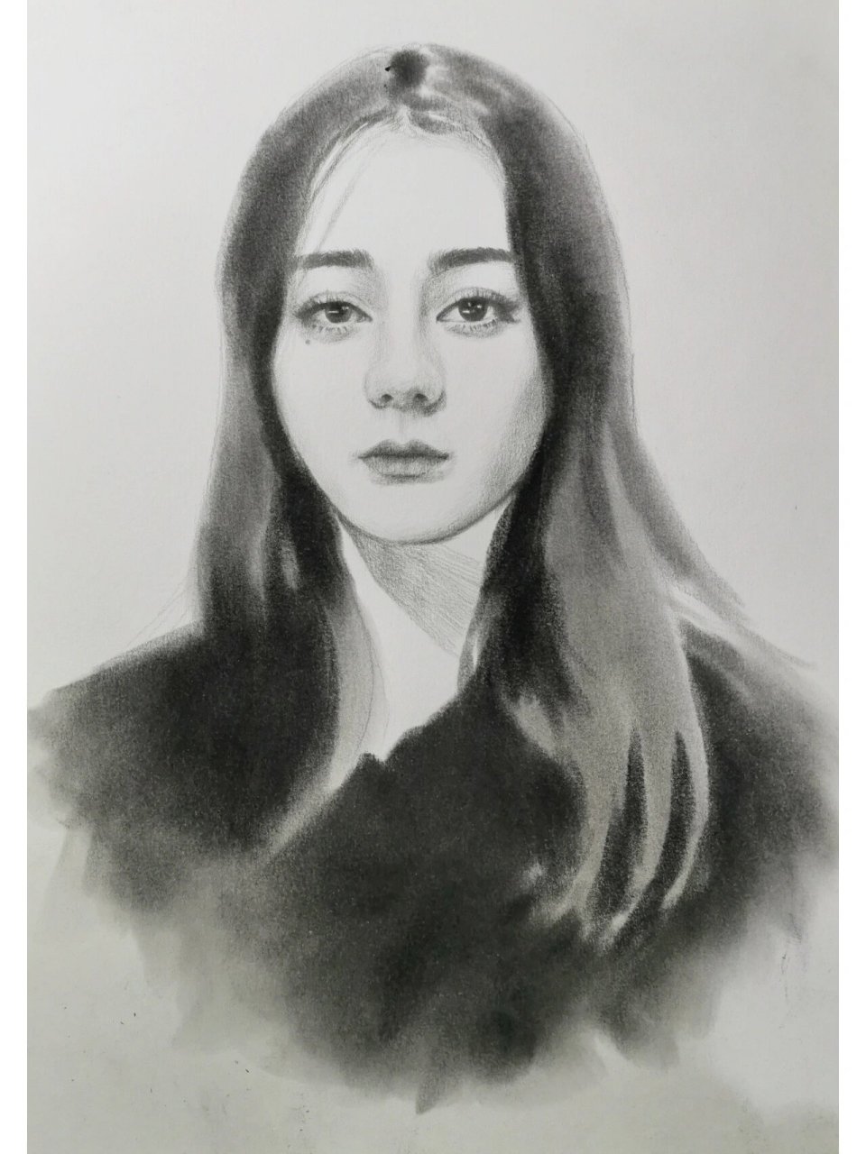 73正面迪丽热巴(附线稿) 画幅尺寸:a4 	 绘画工具:色粉(碳粉),铅笔