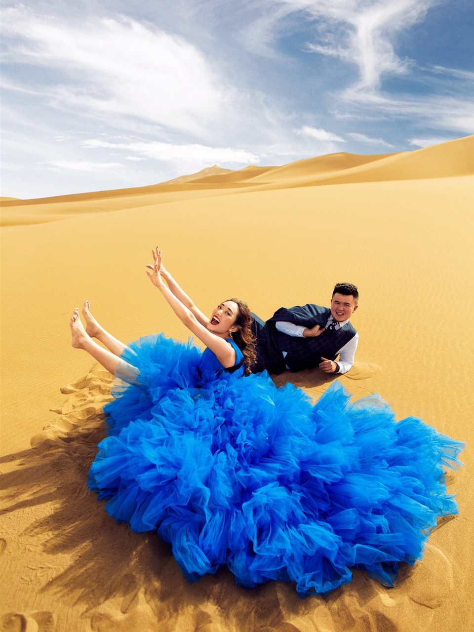库木塔格沙漠一新疆婚纱照 🏜️新疆婚纱摄影✨沙漠旅拍婚纱照